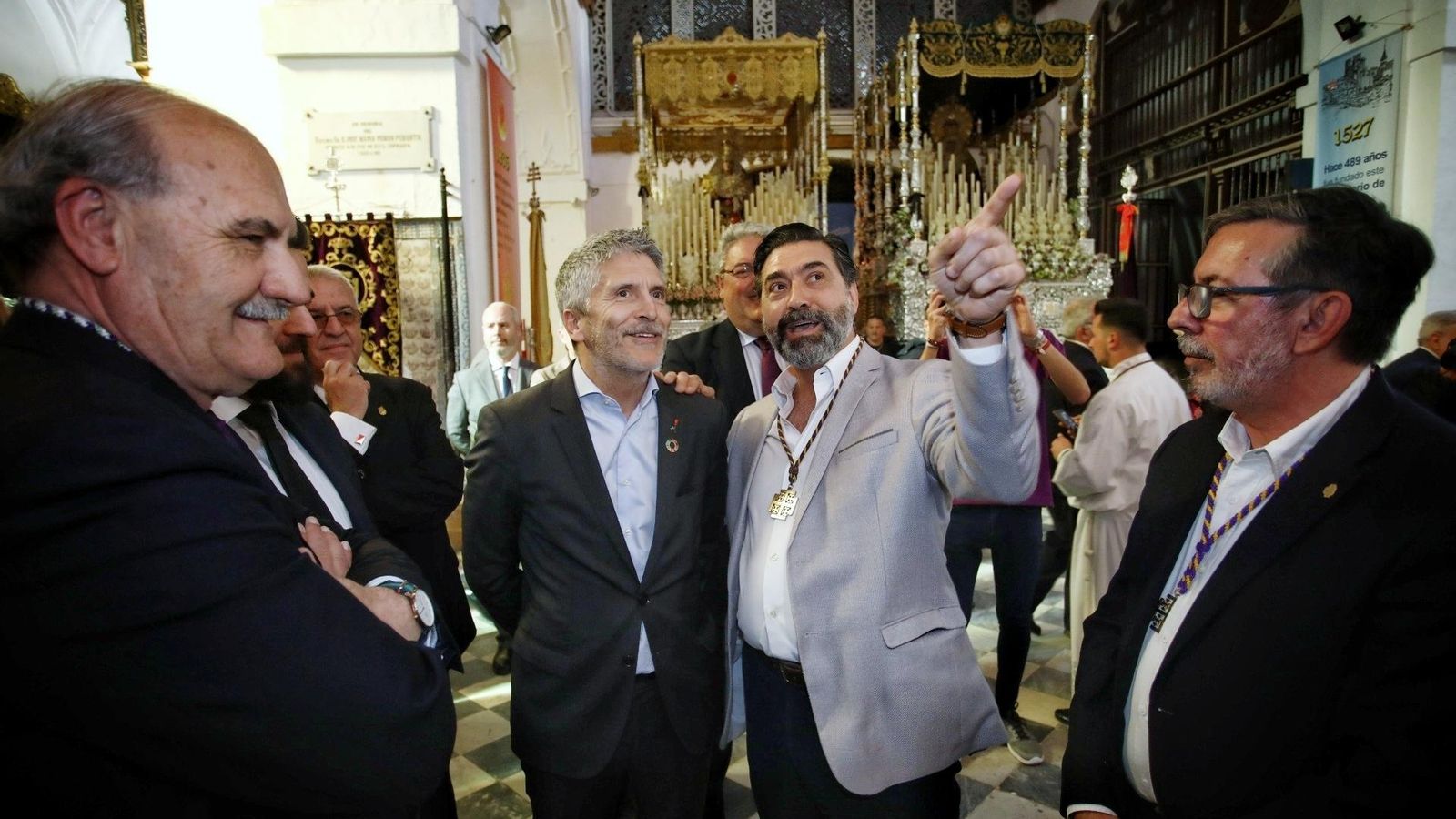 Grande-Marlaska con el hermano mayor del Nazareno, José Manuel Verdulla. Grande-Marlaska con el hermano mayor del Nazareno, José Manuel Verdulla.