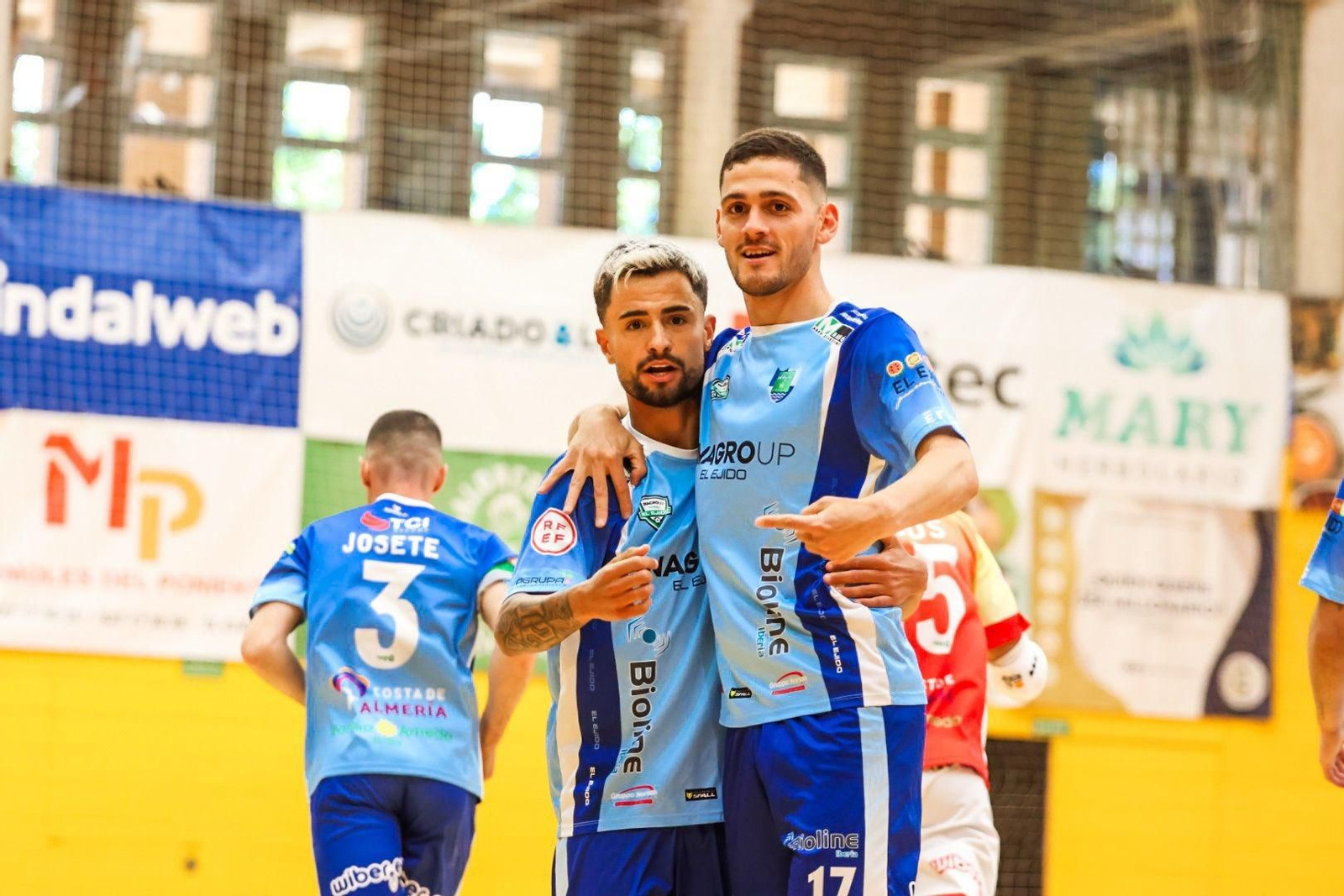 Los celestes celebran uno de los goles anotados por Pope en la victoria frente al conjunto catalán de este sábado.