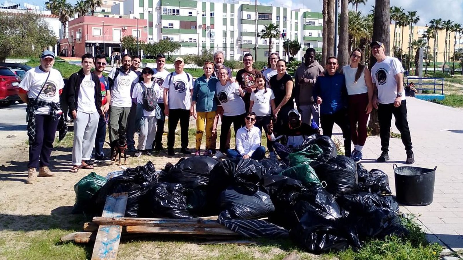 Algunos de los voluntarios que participaron en la limpieza