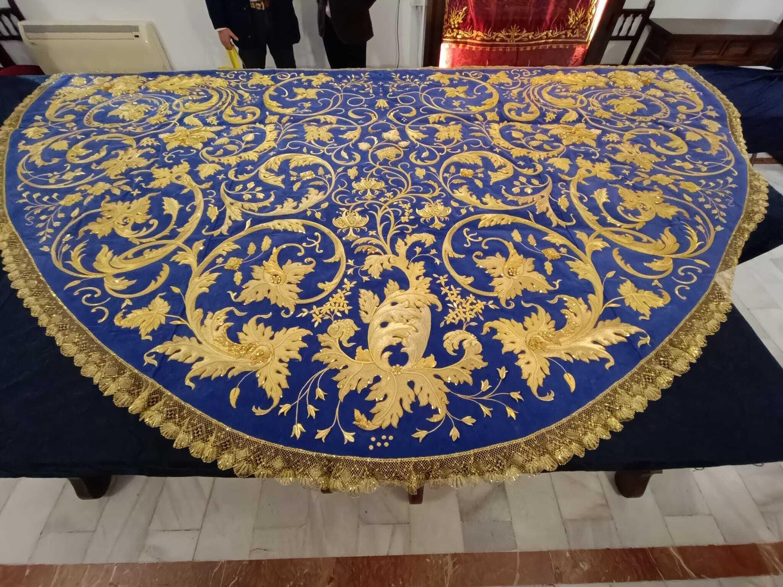 El manto reproduce todas las líneas decimonónicas del momento