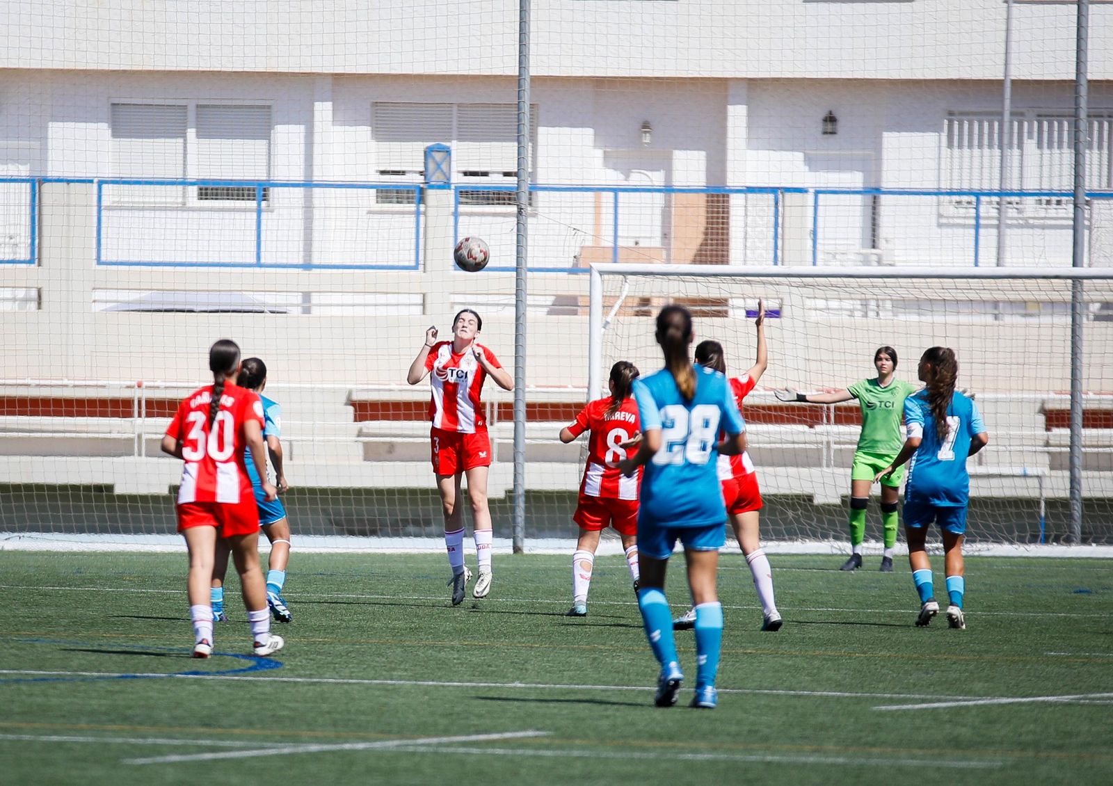 La rojiblanca Marina se dispone a golpear de cabeza un balón durante un encuentro en casa de esta temporada.