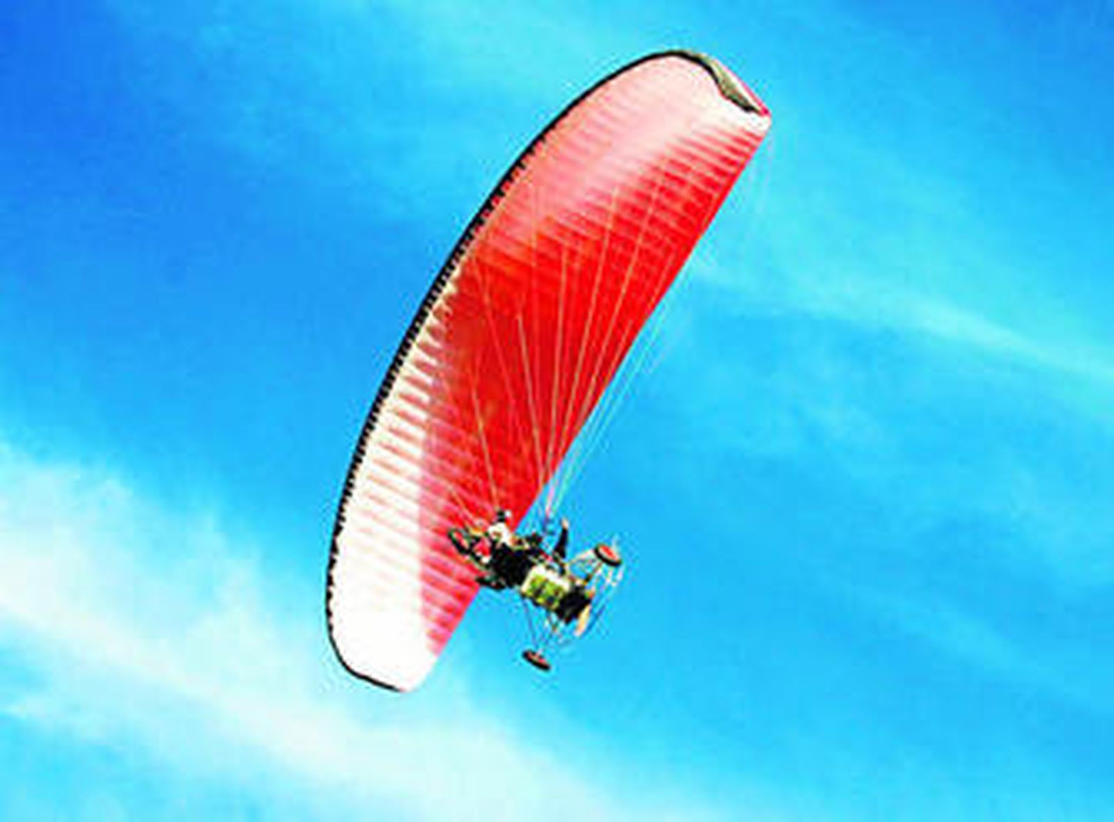 La práctica del parapente necesita vientos de 22 kilómetros por hora.