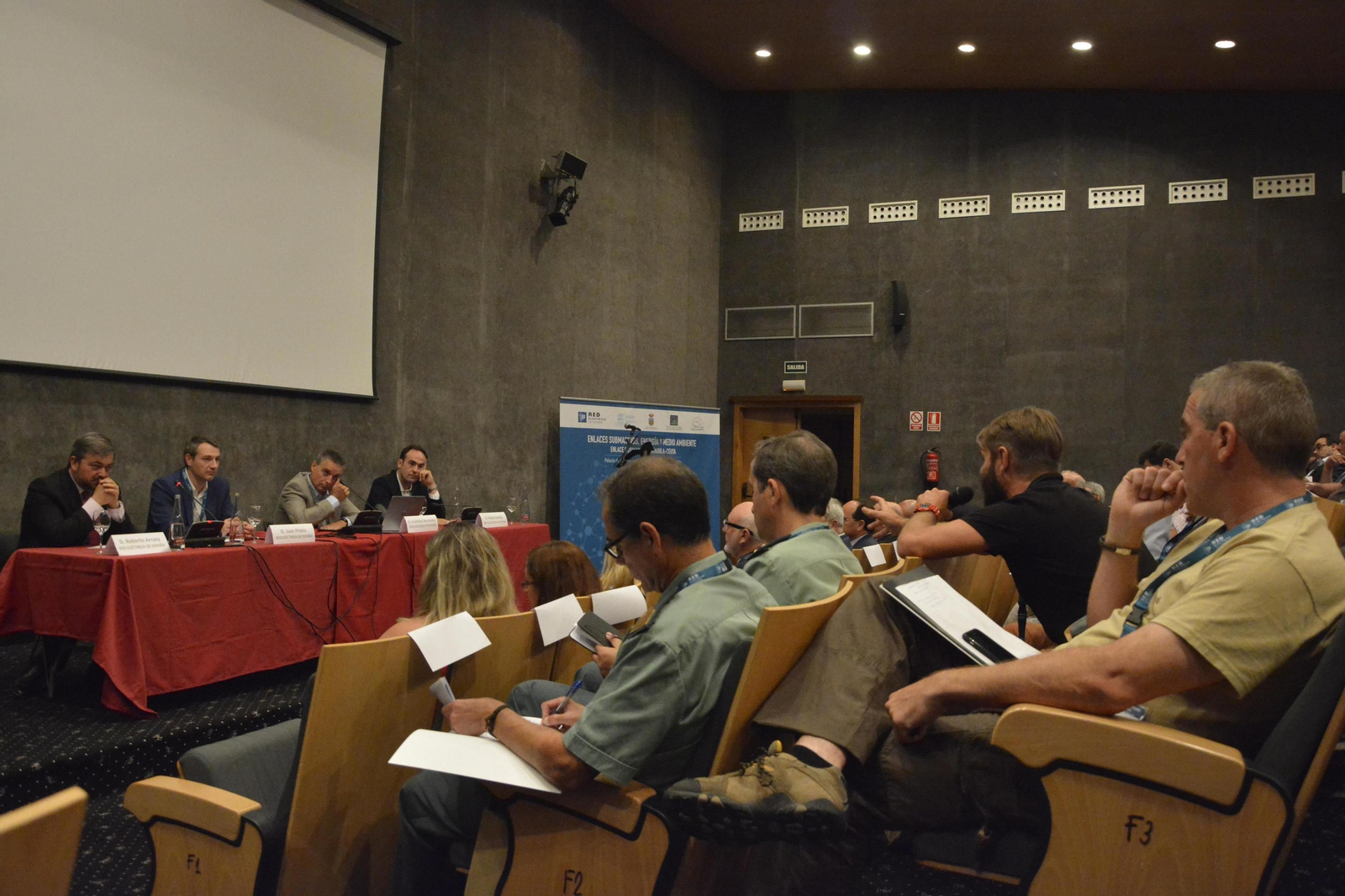 Los representantes de Red Eléctrica y del proyecto de conexión entre la Península y Ceuta, ayer en el Palacio de Congresos de La Línea.