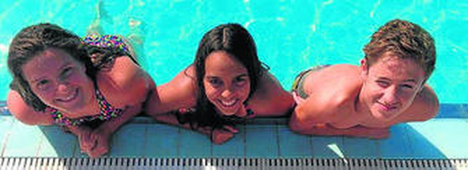 Los nadadores del CN Jerez que competirán en Málaga, en la piscina.