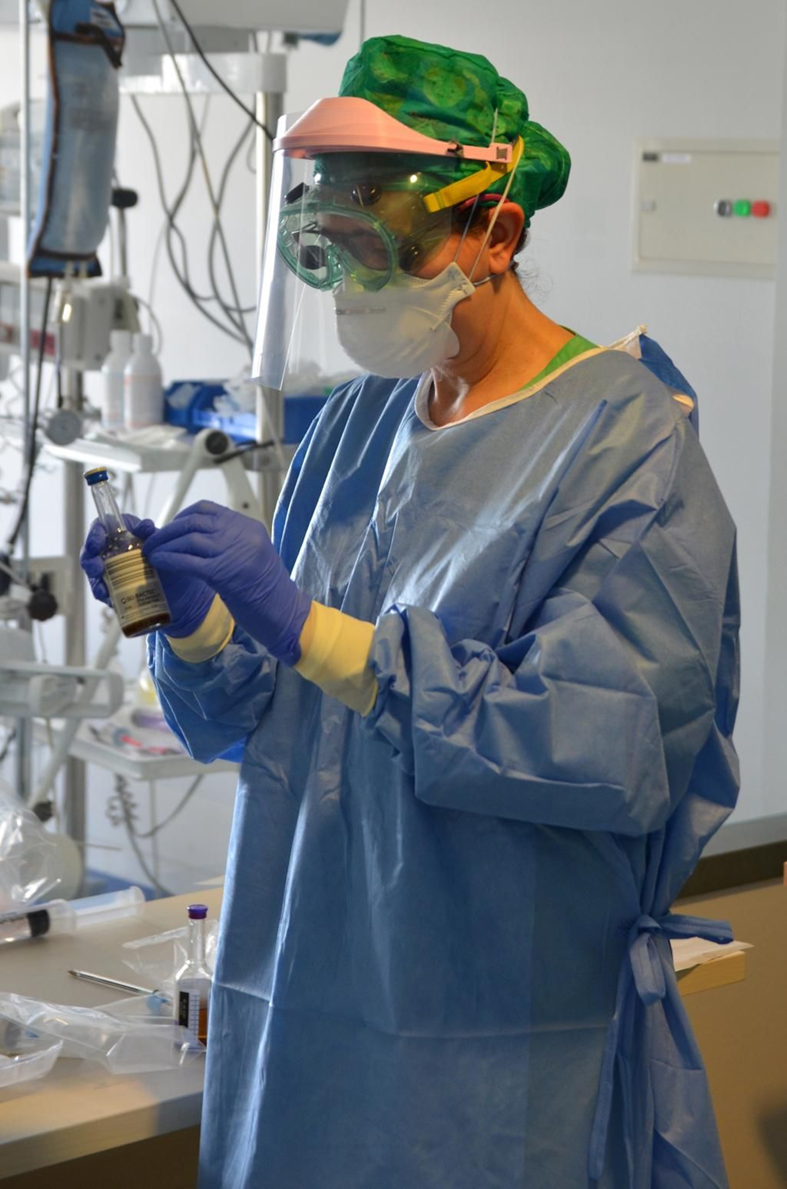 La lucha contra el coronavirus desde la UCI del Reina Sofía, fotografiada por sus profesionales