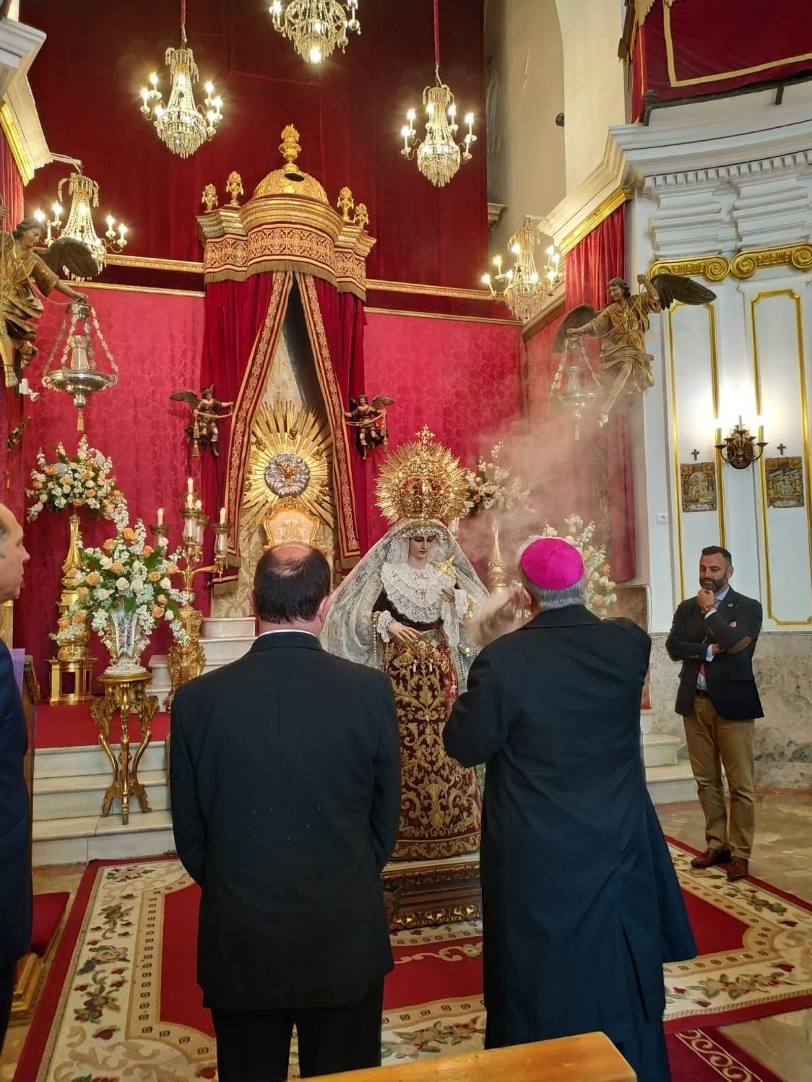 El obispo Rafael Zornoza ante la Virgen de las Penas