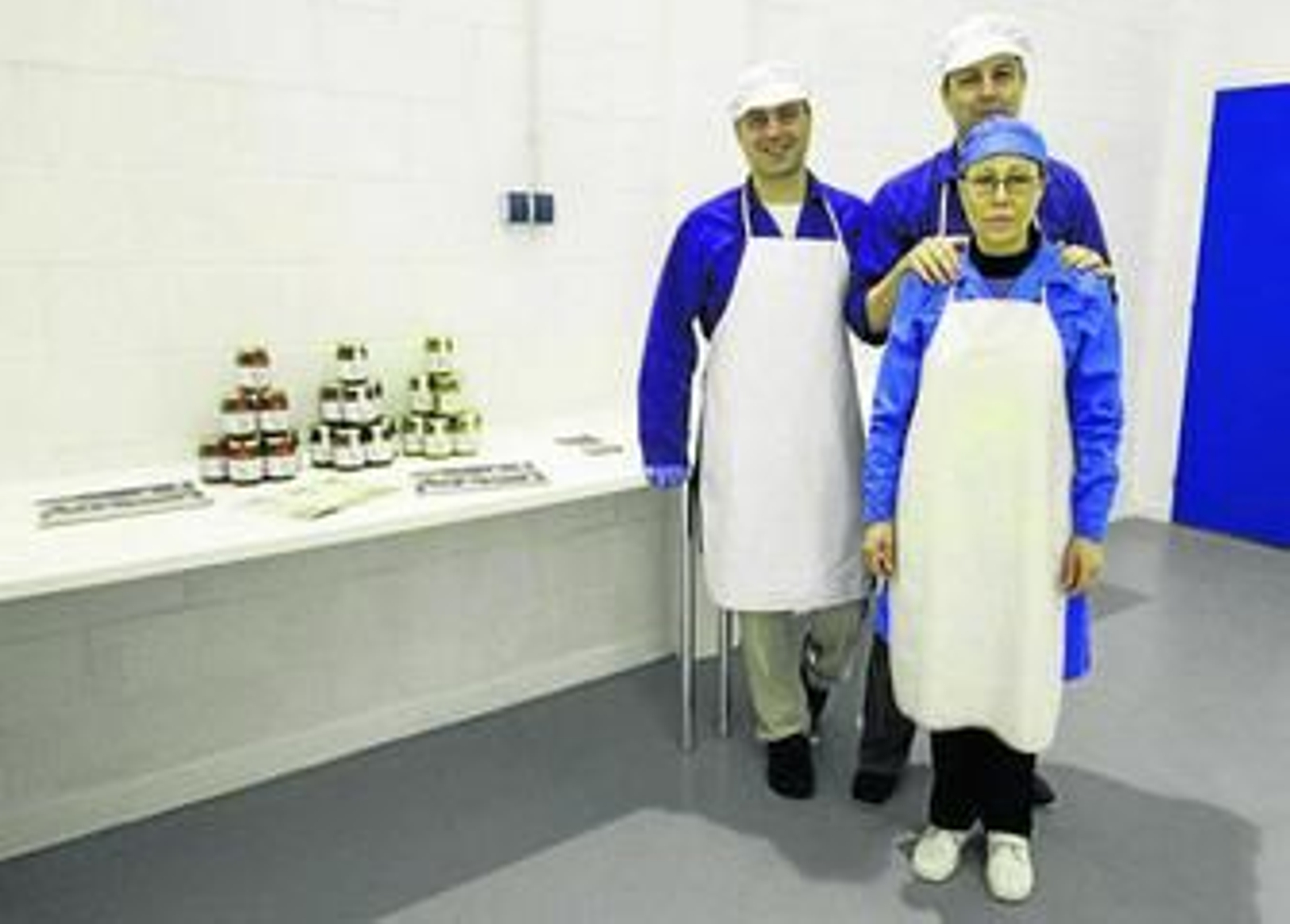 Los responsables de La Receta posan junto a una batería de los productos que elaboran en sus instalaciones.