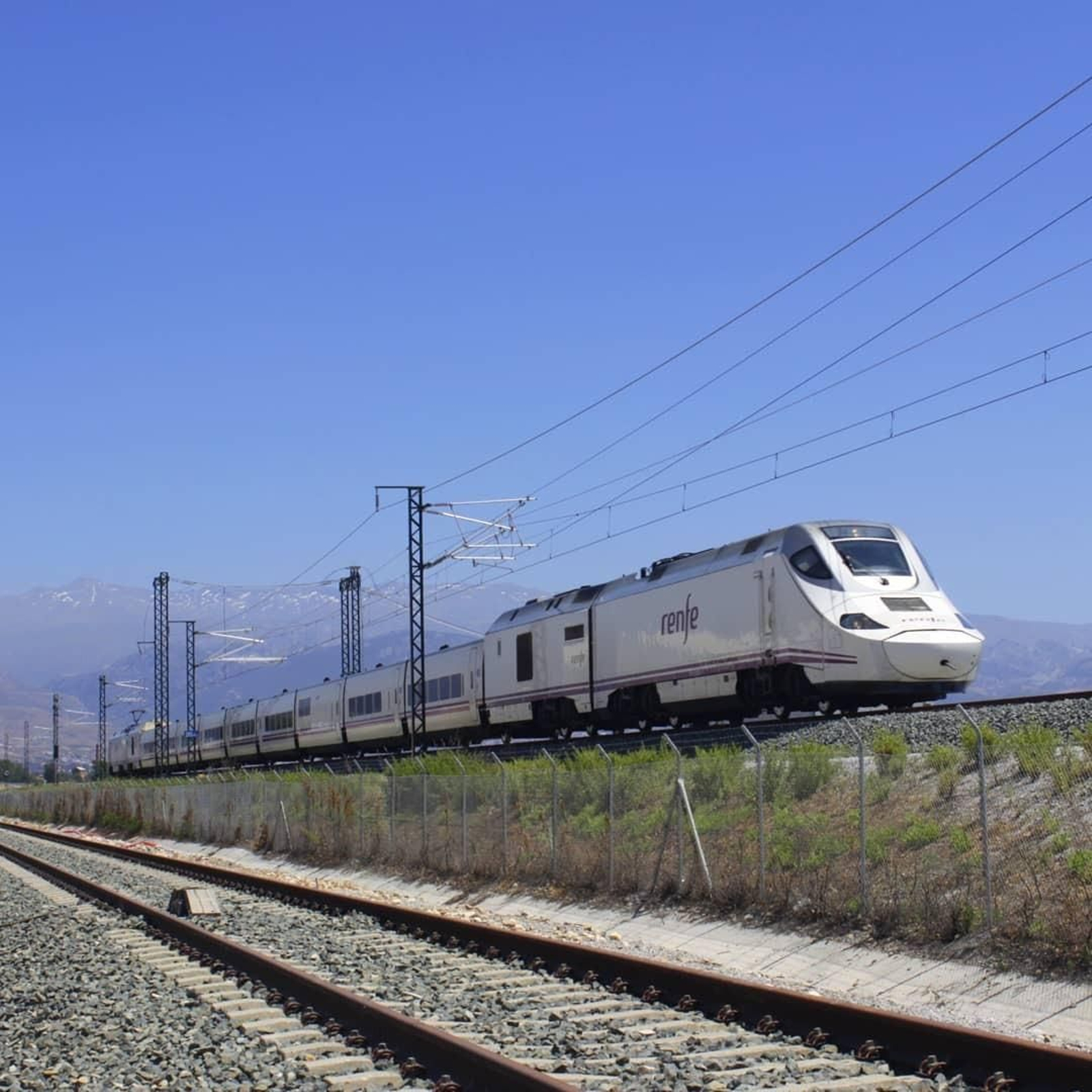 El tren Alvia de la Serie 730 a su paso por Atarfe El tren Alvia de la Serie 730 a su paso por Atarfe