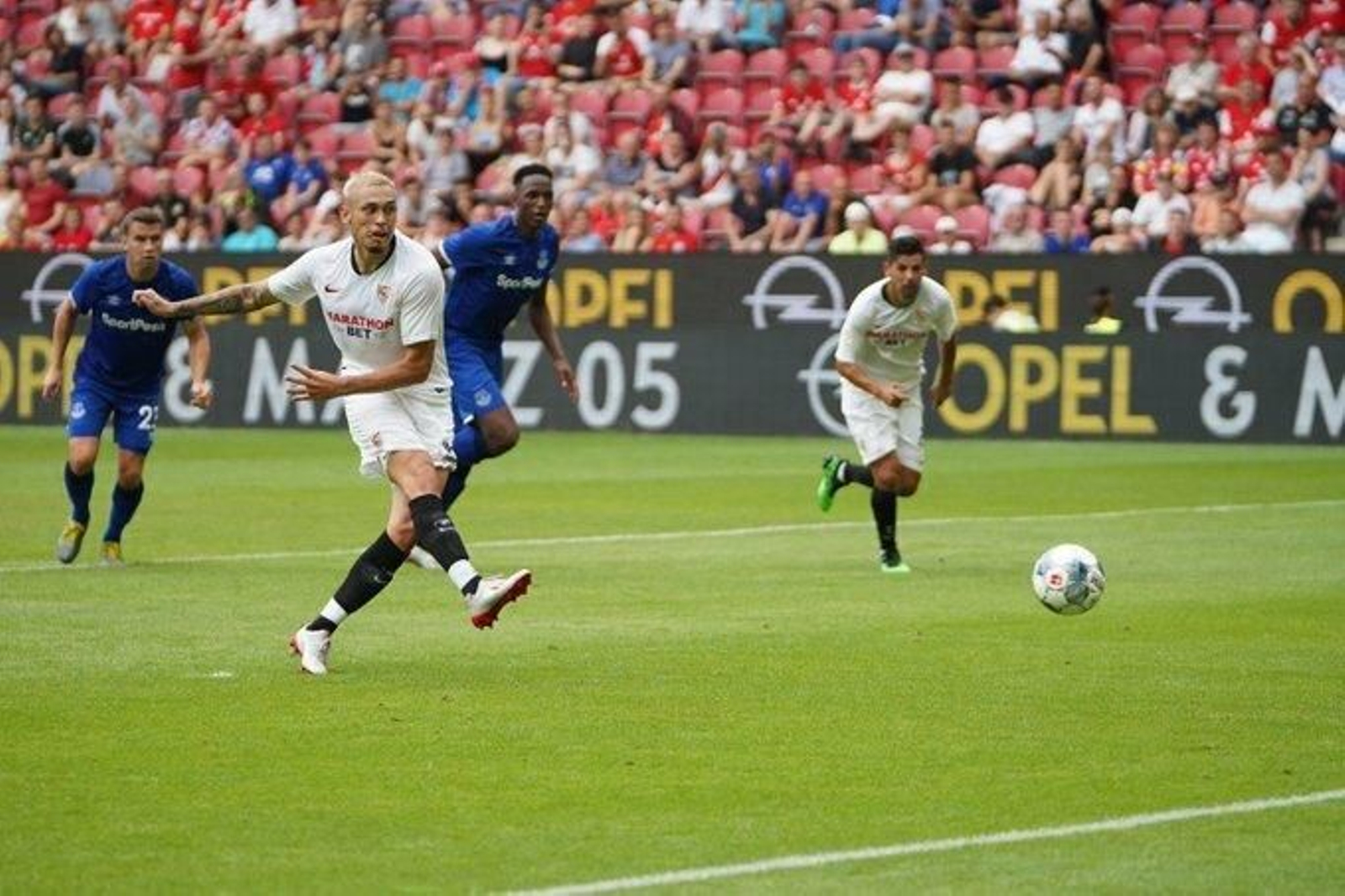 Ocampos transforma el penalti decisivo para el triunfo del Sevilla ante el Everton.