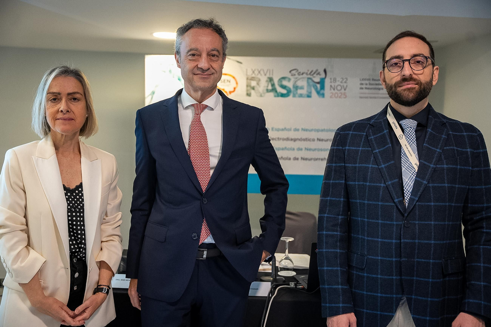 Los doctores Mar Mendibe, Jesús Porta-Etessam y Javier Camiña, en la presentación de los datos de la encuesta.