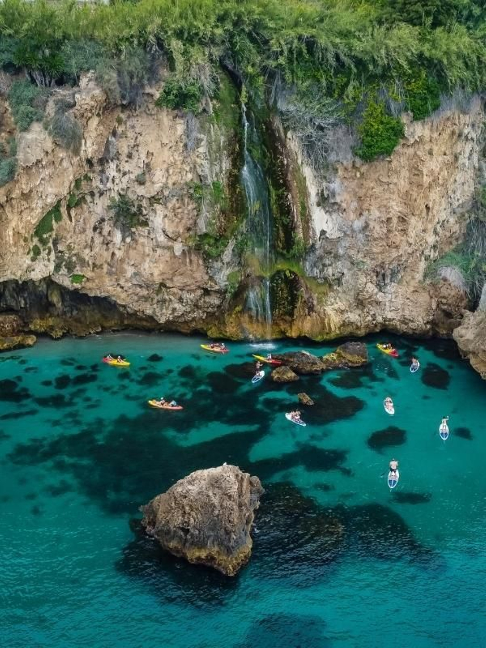 La Cascada de Maro y la cueva submarina. La Cascada de Maro y la cueva submarina.