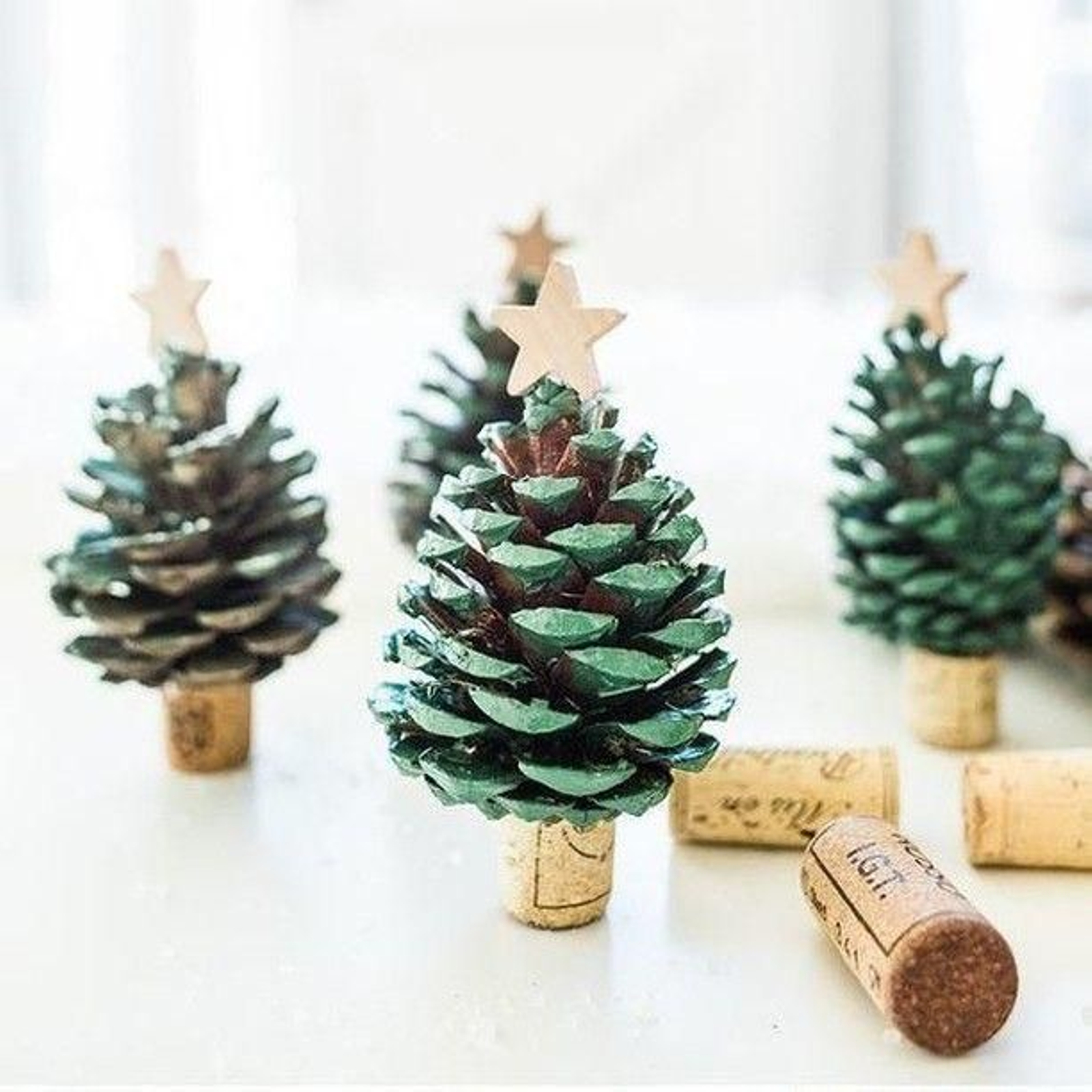 Árbol de Navidad con piñas.