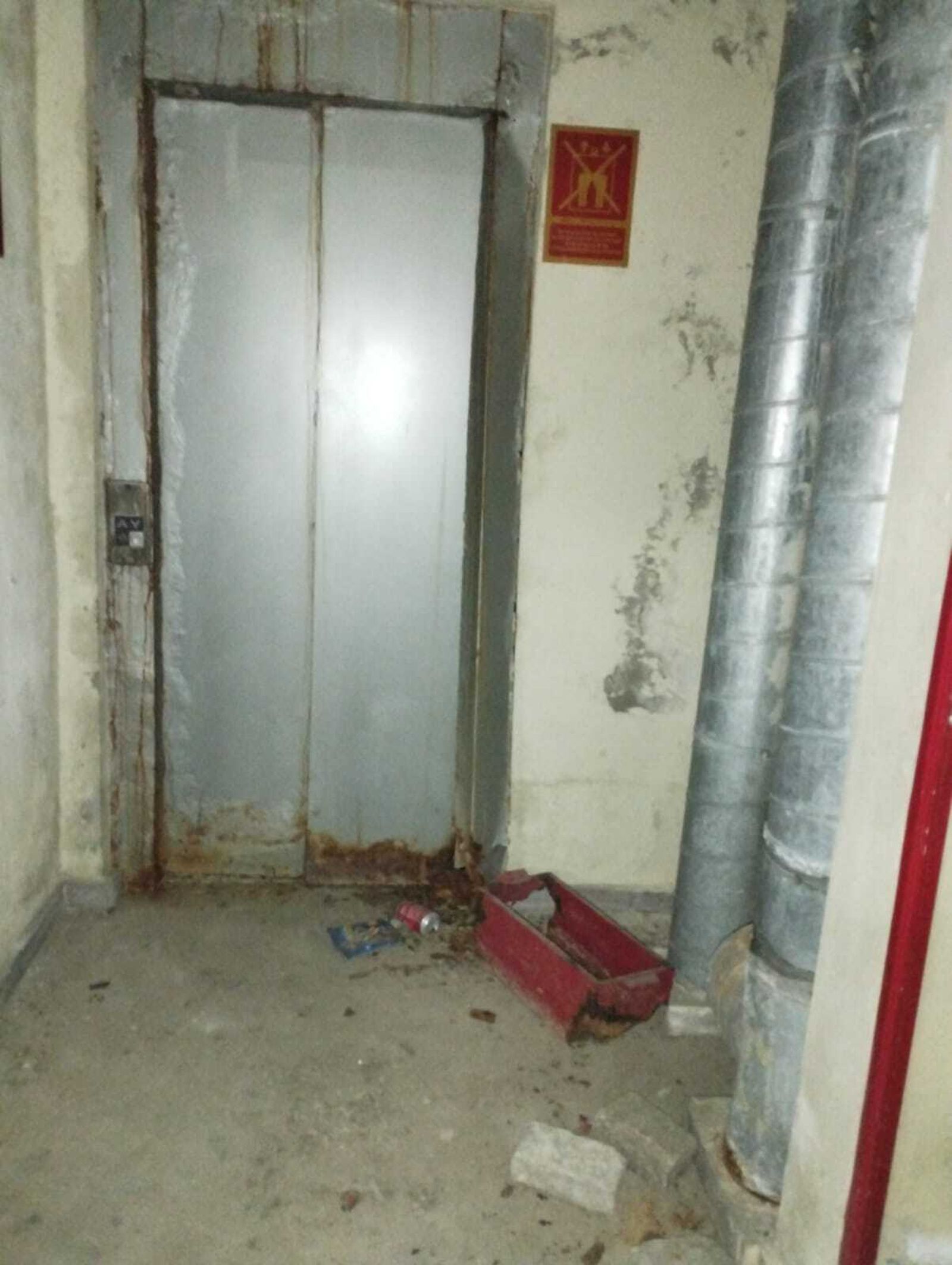 Los afectados denuncian deficiencias como un ascensor que nunca funcionó.