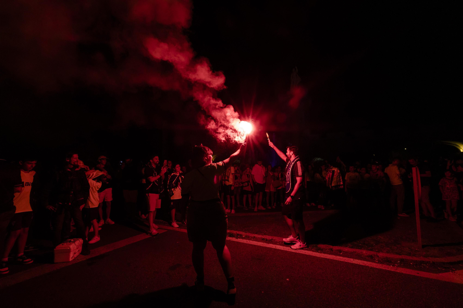 Las imágenes de la afición del Cádiz C.F. celebrando la permanencia en la fuente más cadista