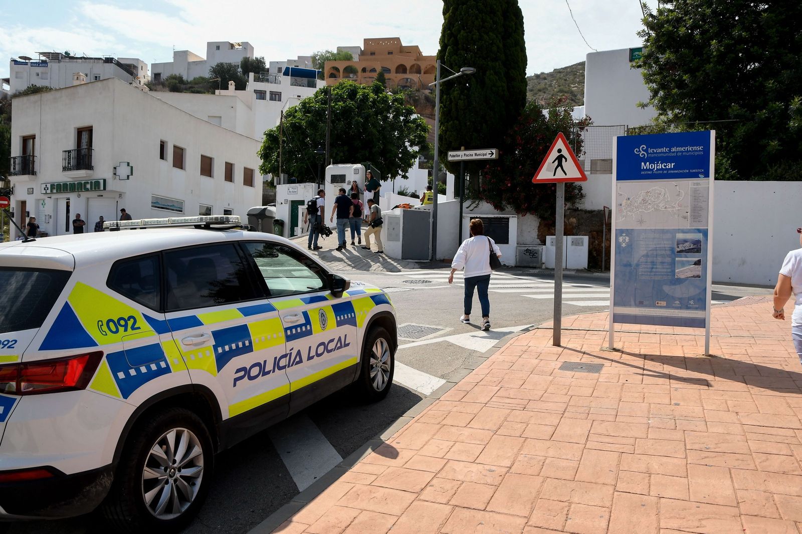 Un coche de la Policía Local en la entrada a un colegio electoral en Mojácar, este domingo.