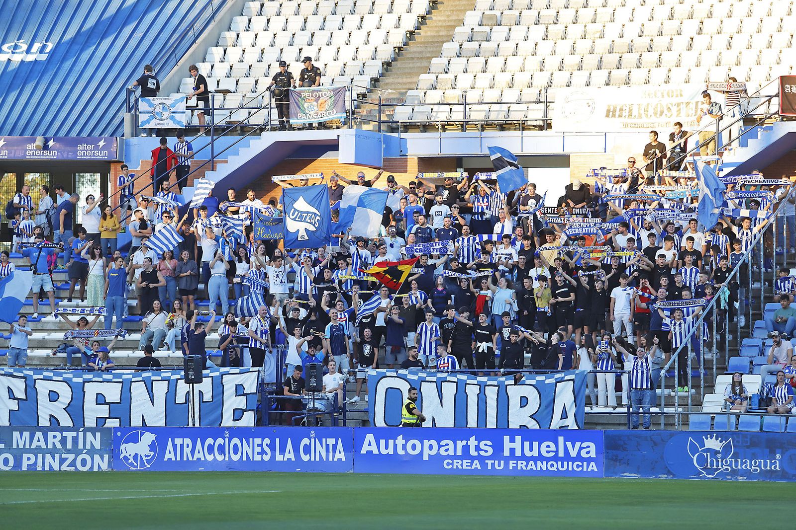 Imágenes del ambiente en el encuentro entre el Recreativo de Huelva y el CD Castellón