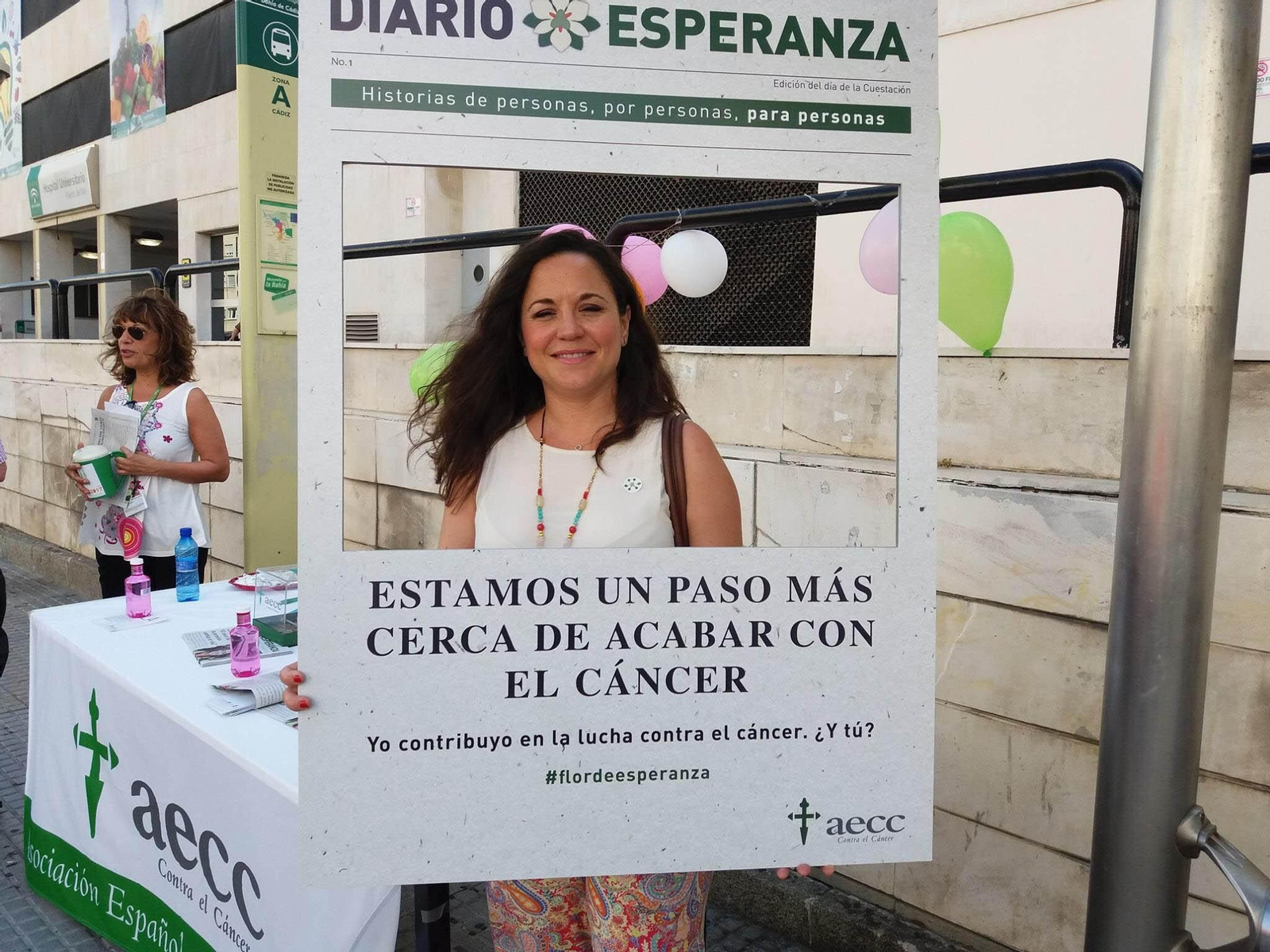 Imagen de archivo de una mesa petitoria de la AECC instalada en la entrada del Hospital Puerta del Mar.