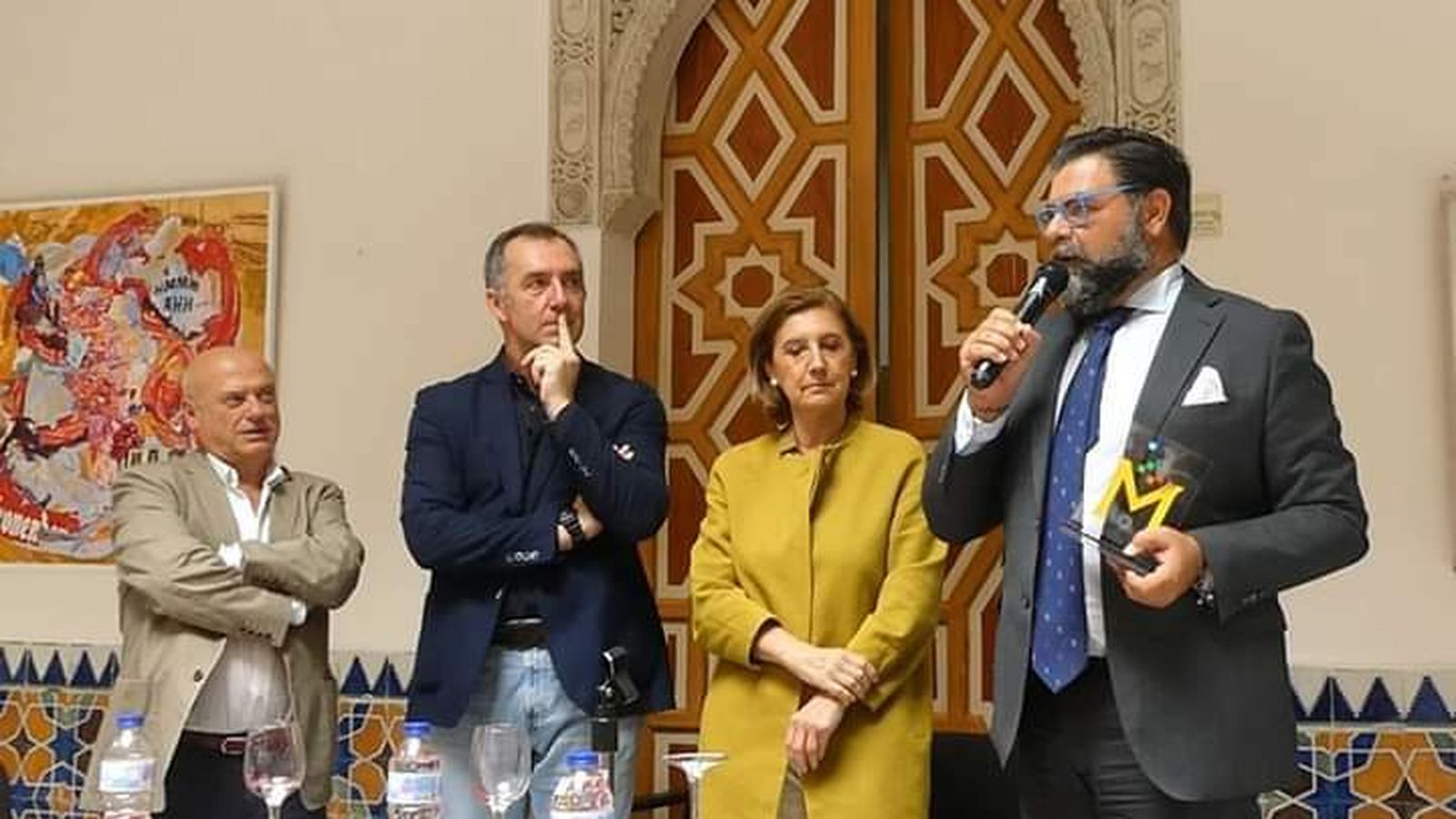 El director de Cope Jerez, Ángel Alfonso Amodeo, recogiendo el premio.