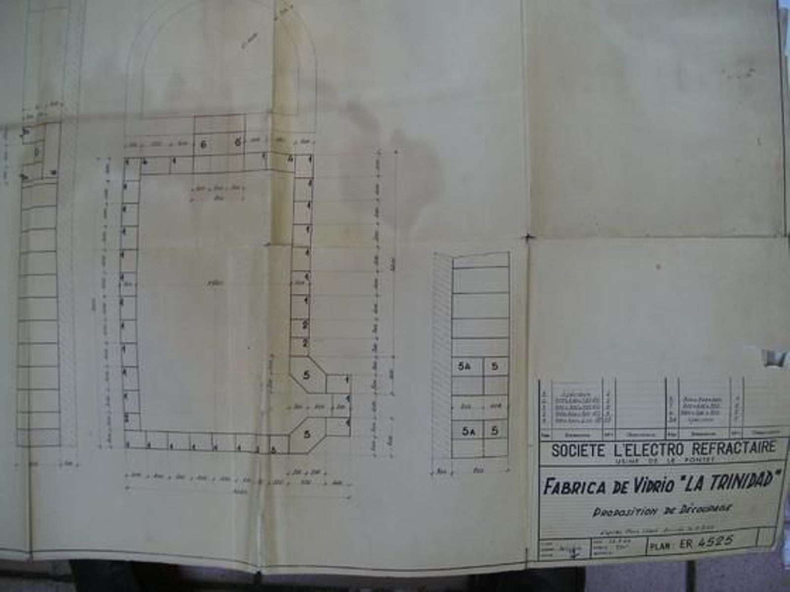 Parte del archivo histórico de la antigua Fábrica de Vidrios de la Trinidad que se han encontrado dentro del inmueble y recuperados por el profesor Julián Sobrino.

Foto: Samara Calero