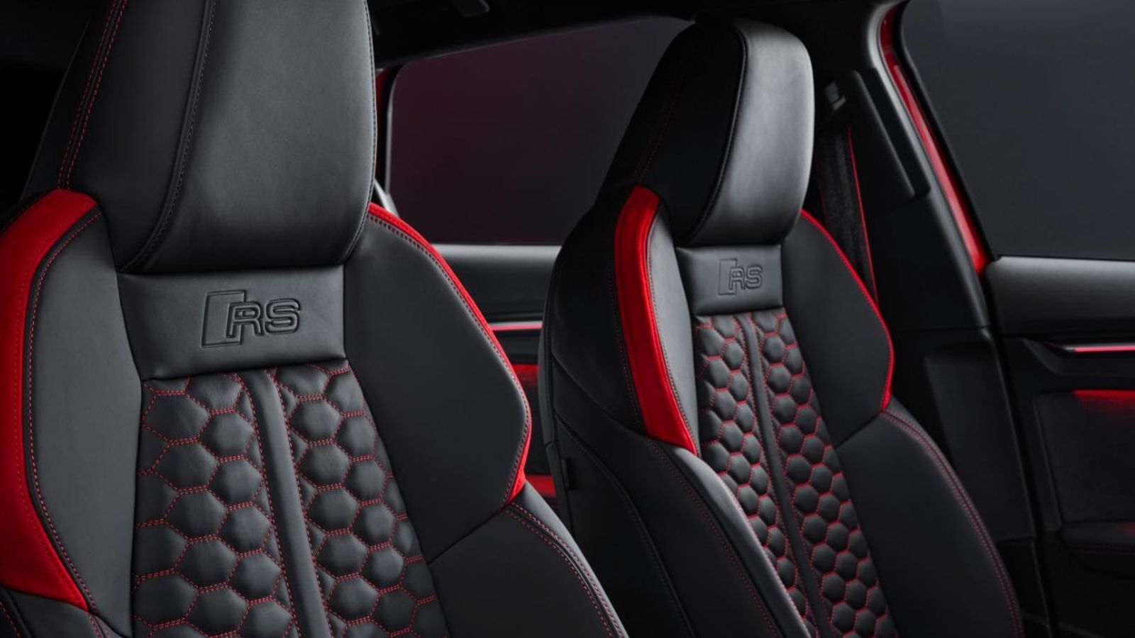 Hay inserciones de fibra de carbono en el salpicadero y asientos deportivos RS disponible en piel Nappa. Asimismo, pueden elegirse paquetes con costuras en contraste también para las alfombrillas, cinturones de seguridad, salidas de aire o laterales de asientos.