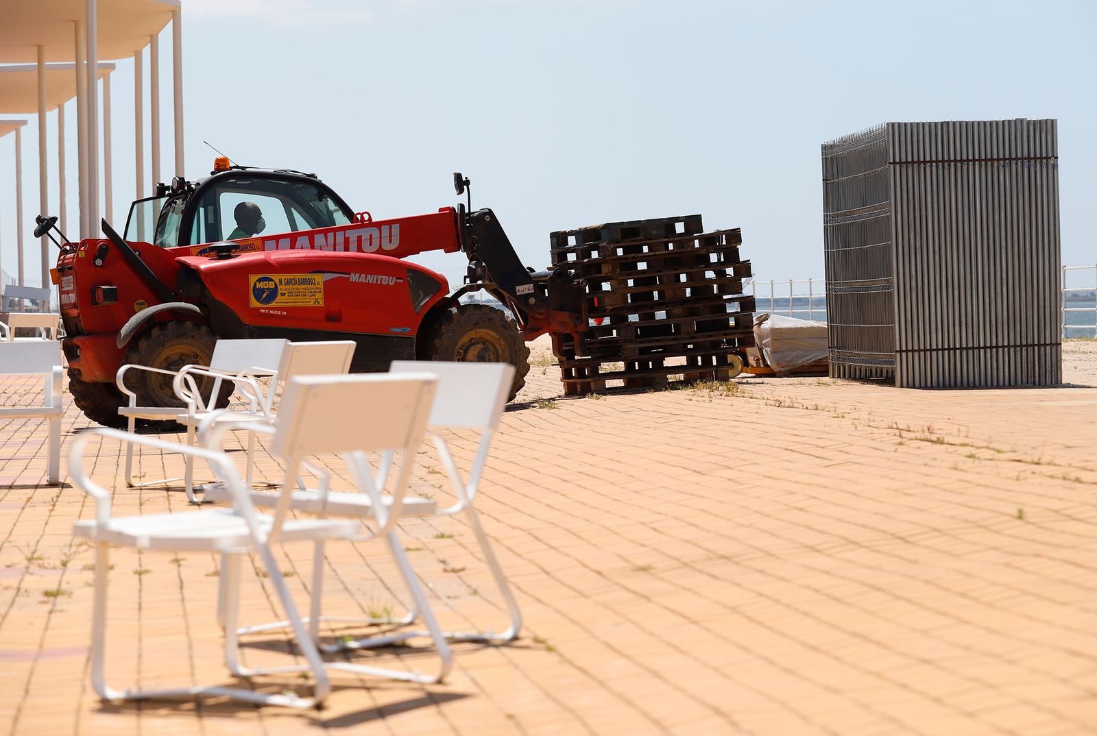 La maquinaria deposita los materiales necesarios para acometer las obras de inmediato.