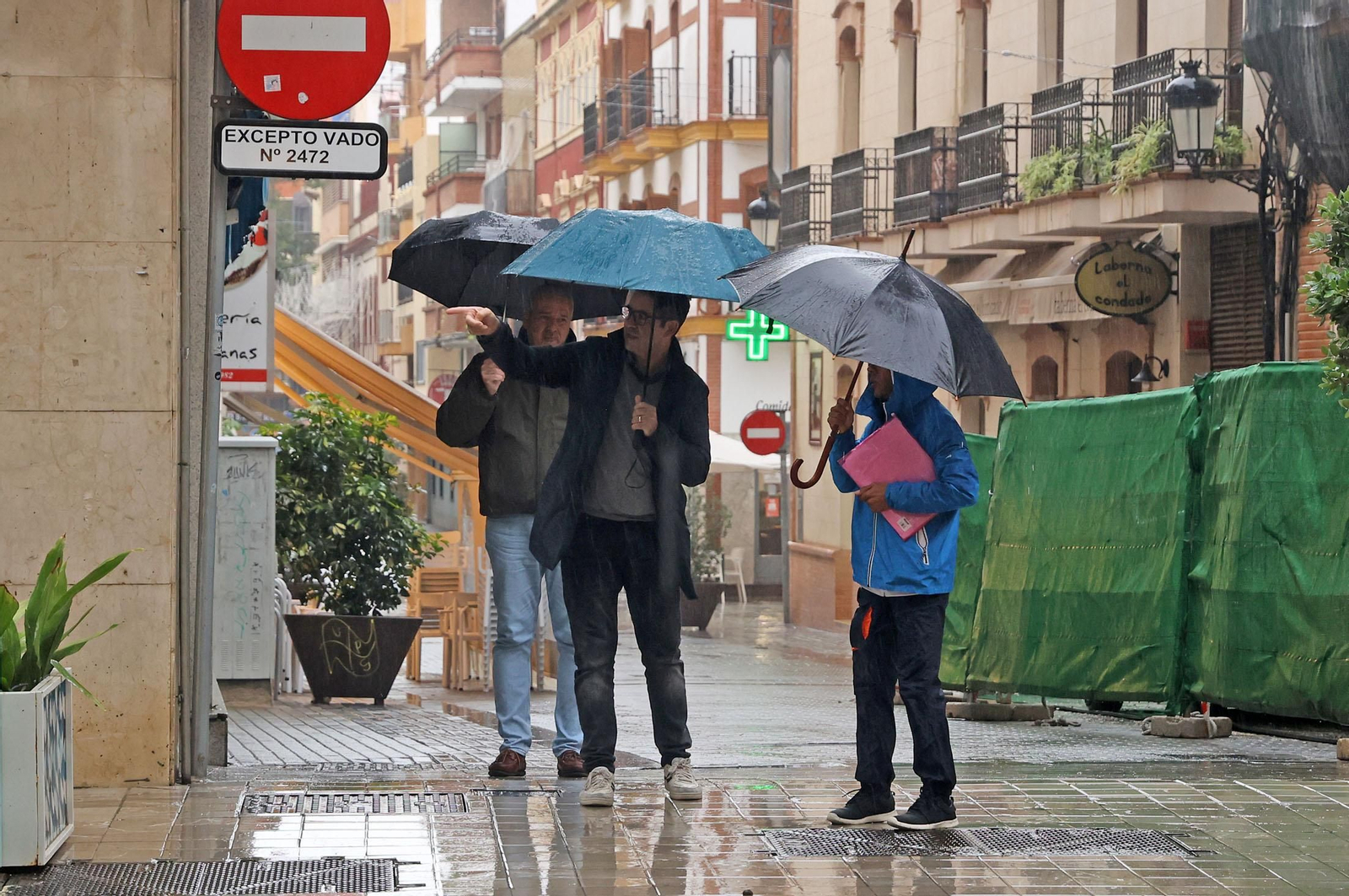 Imágenes de una mañana lluviosa en la capital