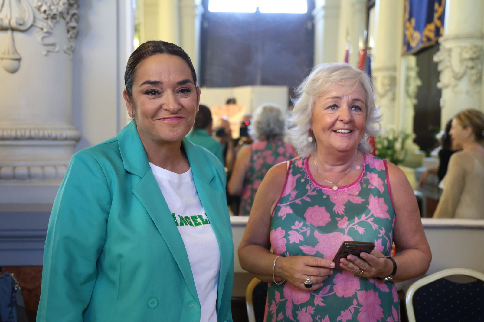 Toñi Moreno, abanderada de la Feria de Málaga 2025, junto a la concejala de Fiestas, Teresa Porras.