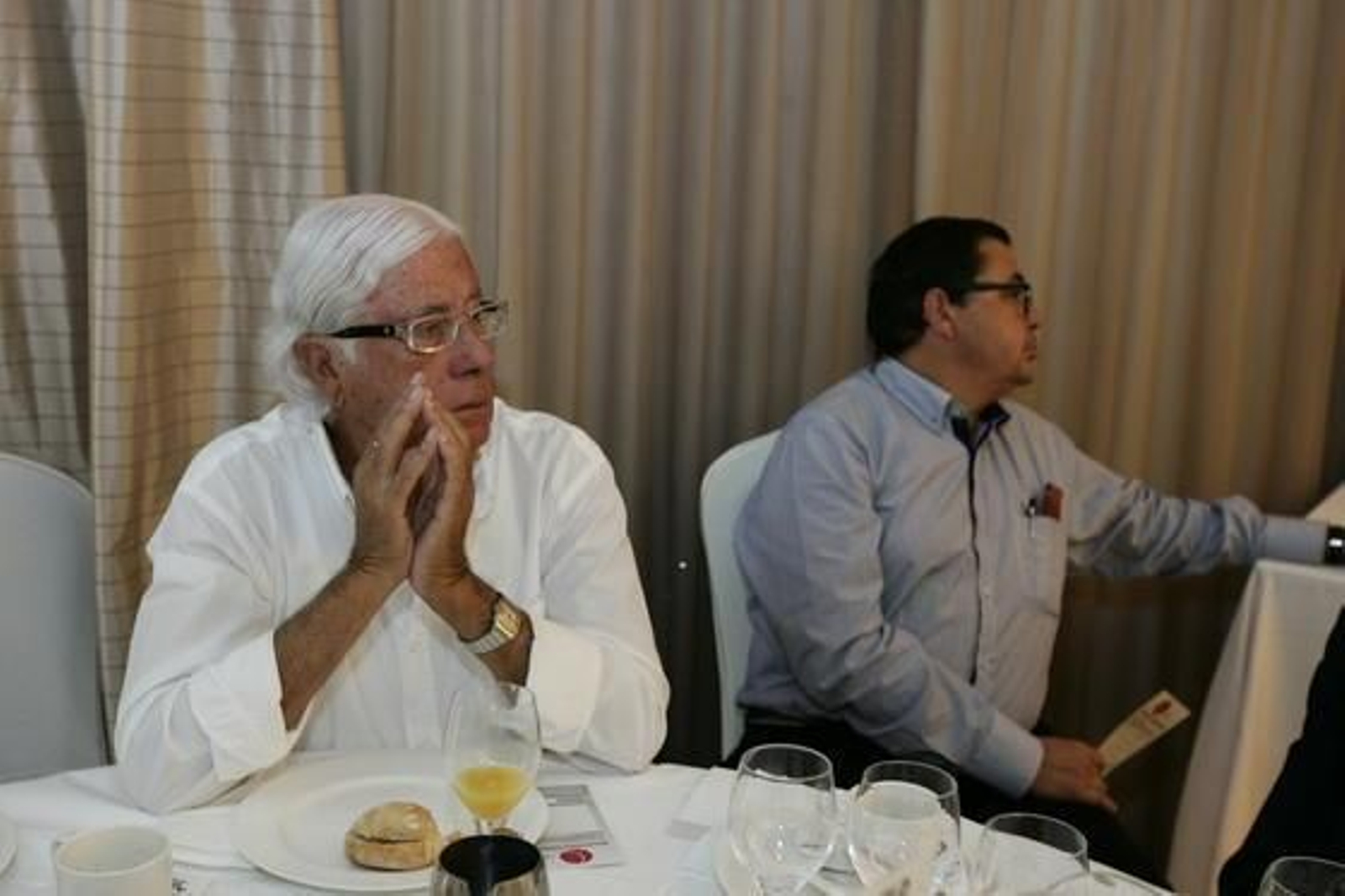 Carlos Pérez Siquier, fotógrafo almeriense, acompañado de Nicasio Marín, presidente del Sindicato Médico de Almería, en la mesa que recibe el nombre de Baelo Claudia

Foto: Rafael G. / Javier Alonso
