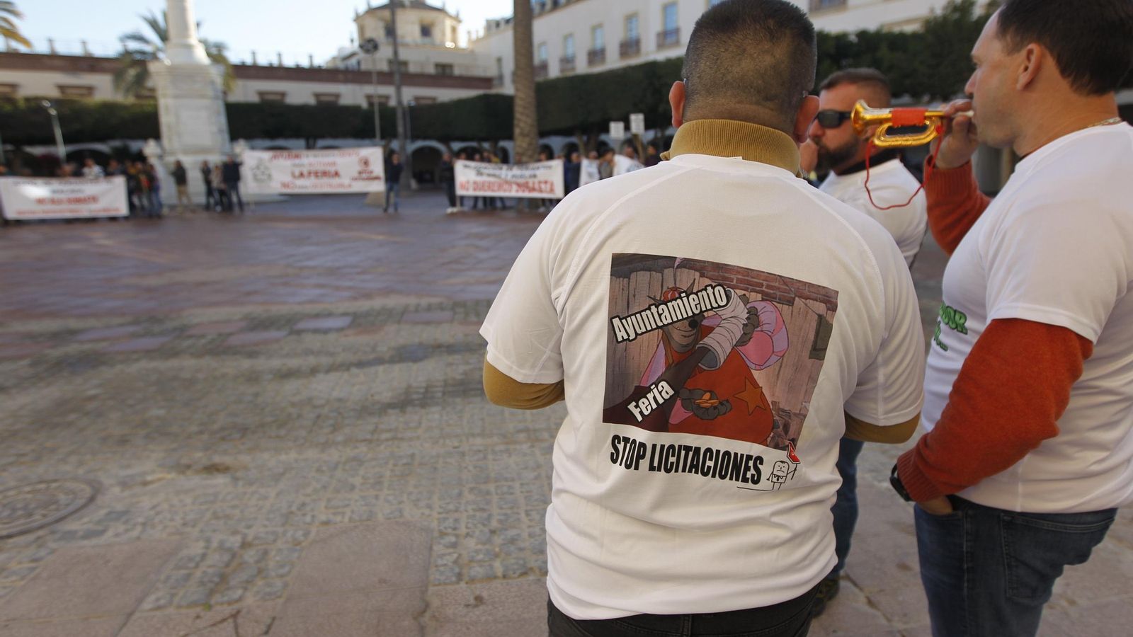 'Stop licitaciones', en el dorso de las camisetas de los feriantes