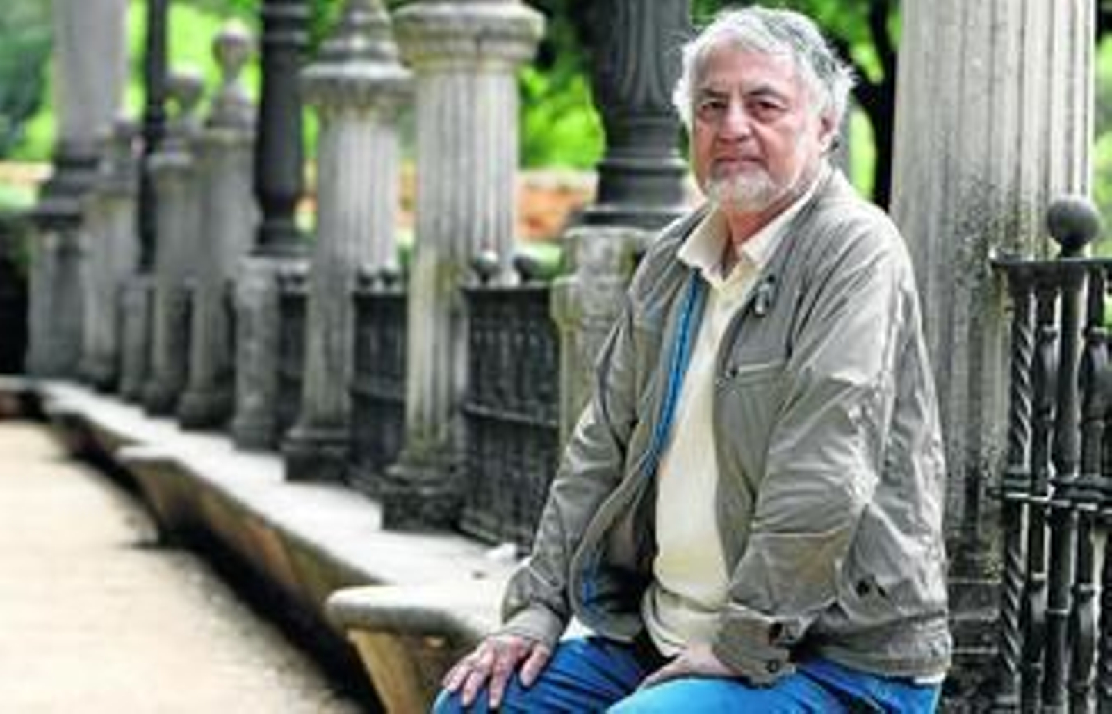 Jorge Benavides, durante un momento de la entrevista en el Parque de María Luisa.