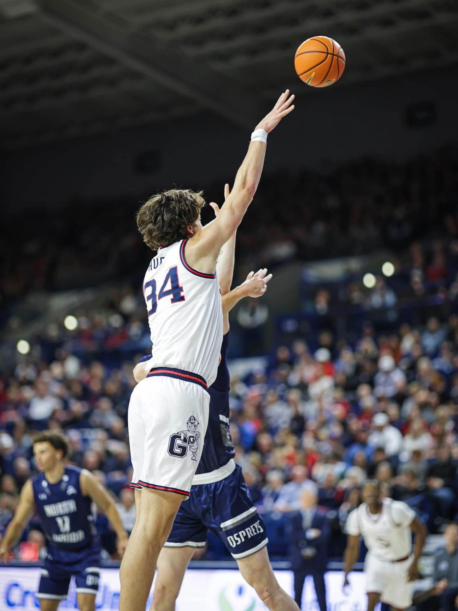 Mario Saint-Supéry, 13 puntos y siete asistencias en la NCAA