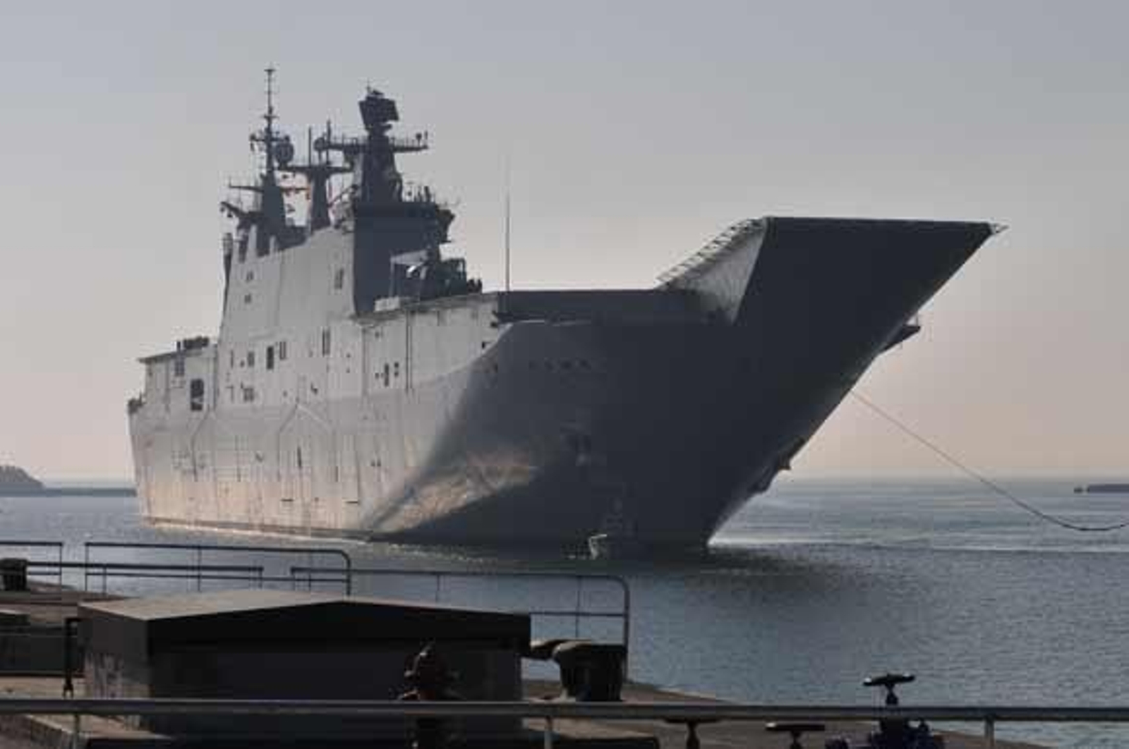 El 'Juan Carlos I', el mayor barco de guerra de la historia de la Armada Española, ya está atracado en la Base de Rota

Foto: Javier Gonzalez