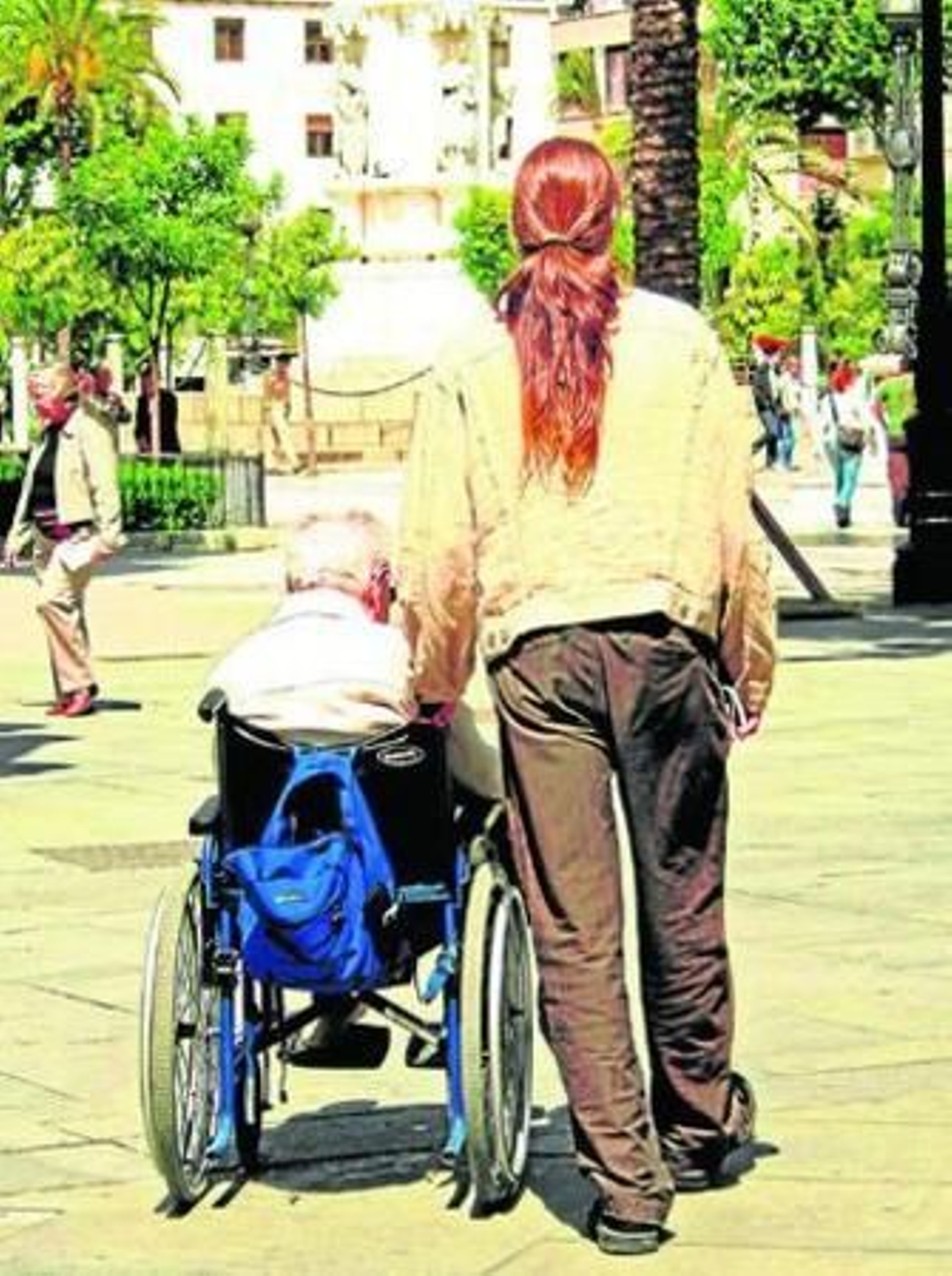 Un anciano, en silla de ruedas.