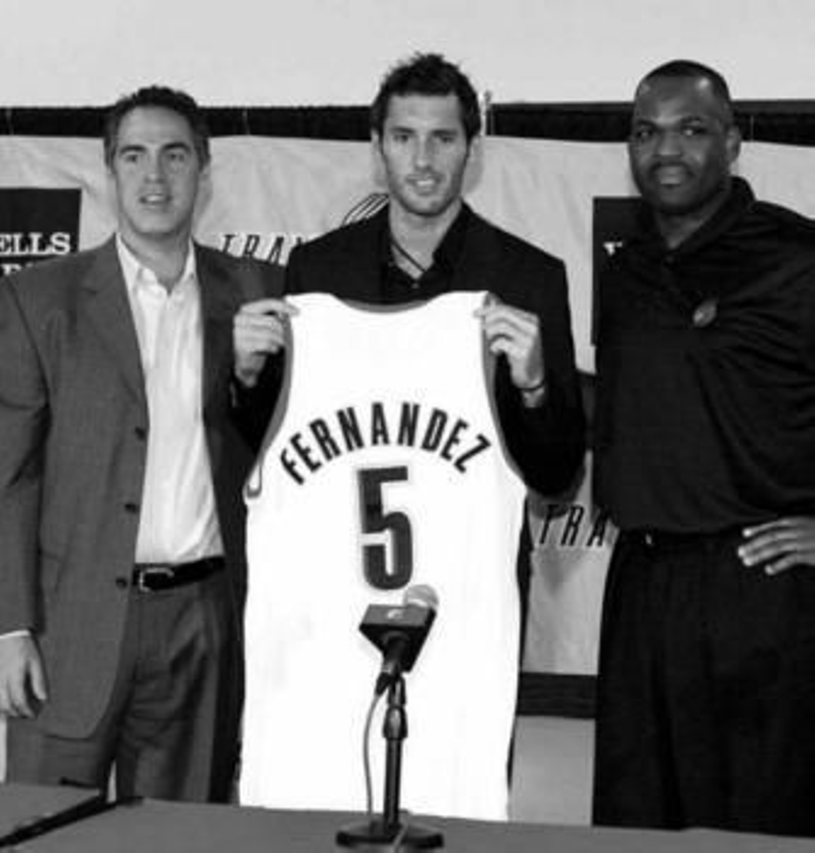 Rudy Fernández posa con la camiseta de los Blazers el día de su presentación.