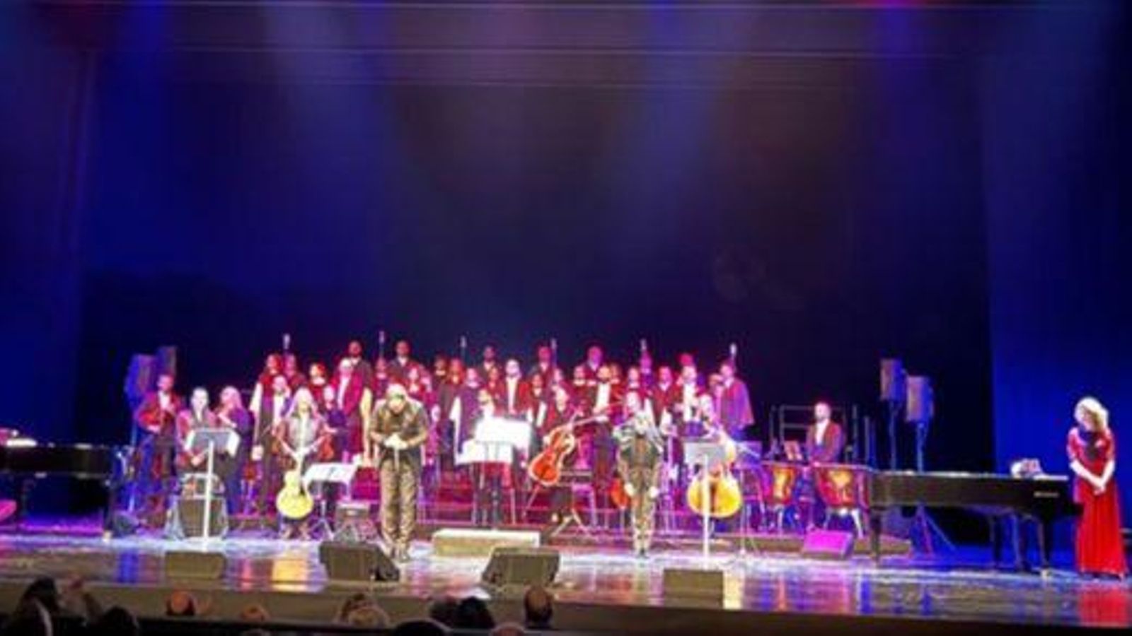 Saludo final de todos los participantes en el concierto