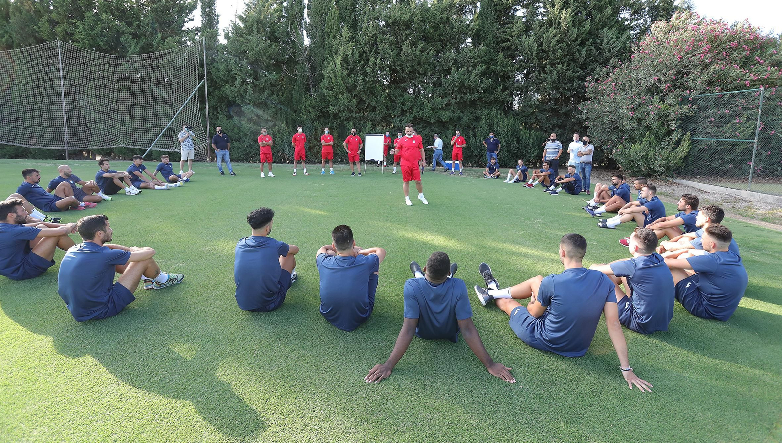 Joaquín Poveda charla con los jugadores del Xerez CD en Montecastillo.