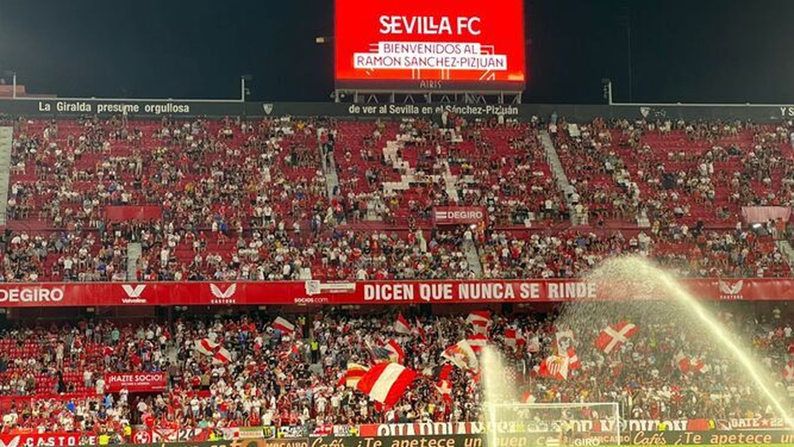 Imagen del Ramón Sánchez-Pizjuán mientras se riega el césped un día de calor en Sevilla