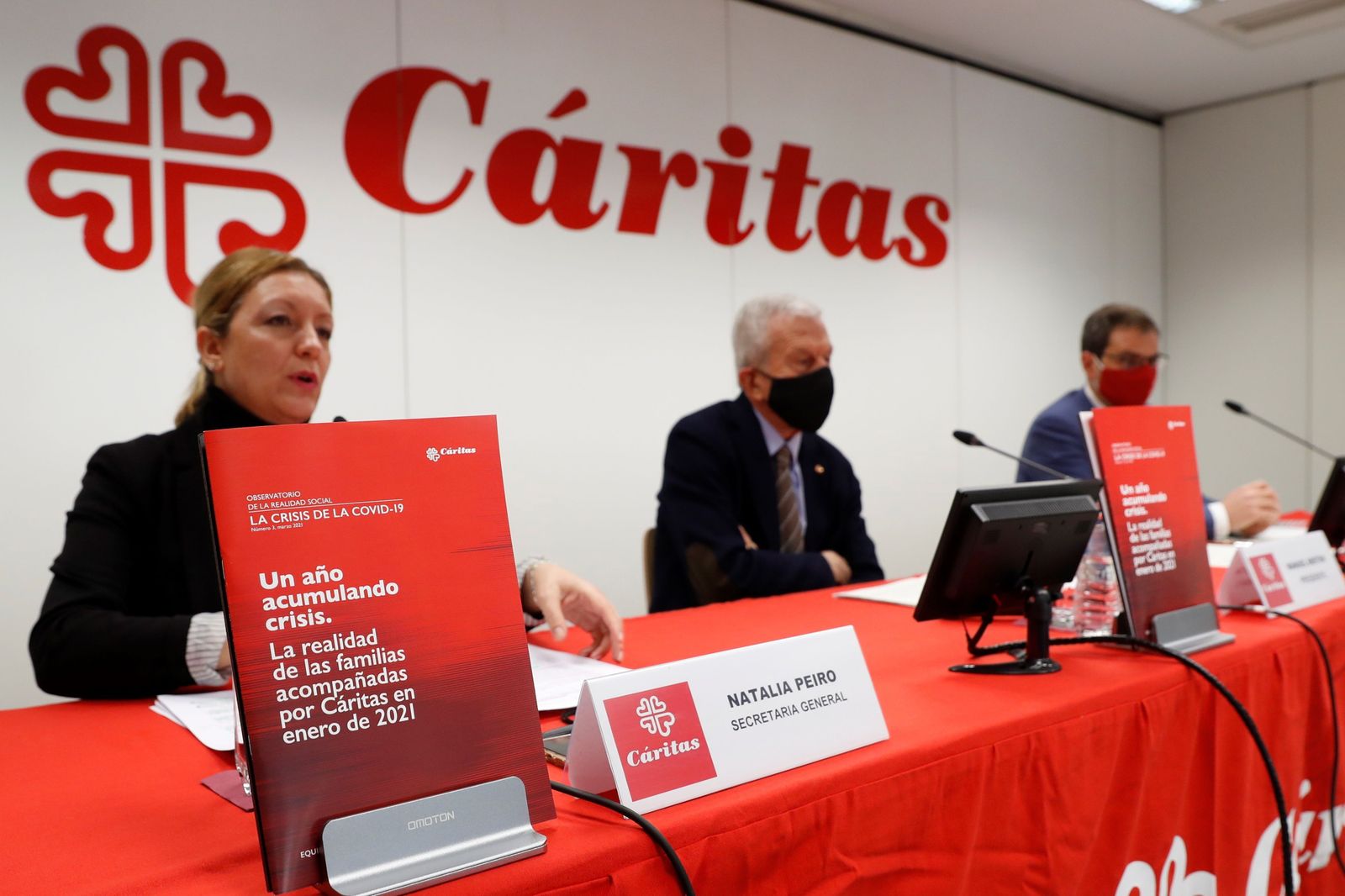 La secretaria general de Cáritas Española, Natalia Piero, y su presidente Manuel Bretón (centro) presentan los datos de actividad de la organización.