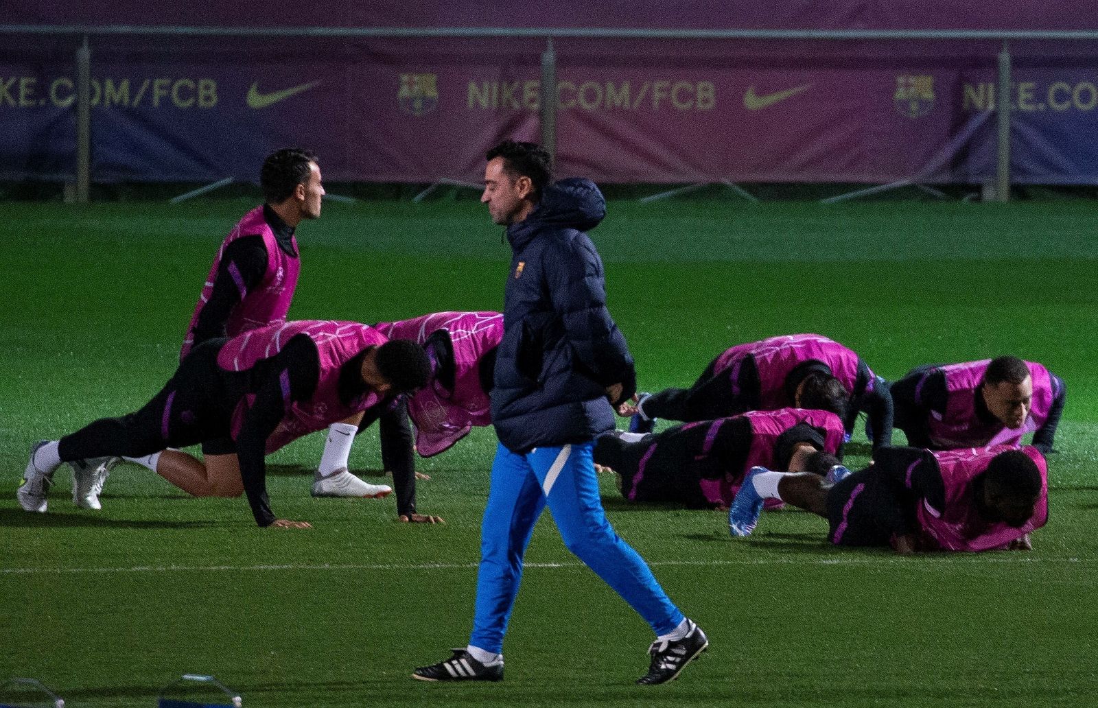 Xavi Hernández, durante el entrenamiento del Barcelona previo al partido contra el Benfica.