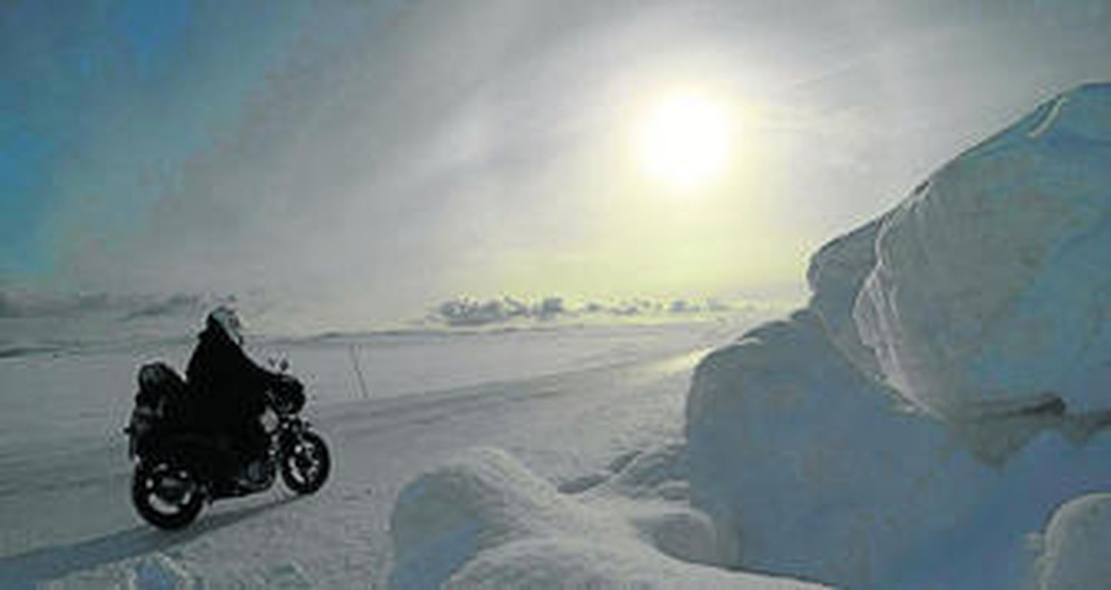 Lacey Caughey y Luis Getter, junto a su 4x4.