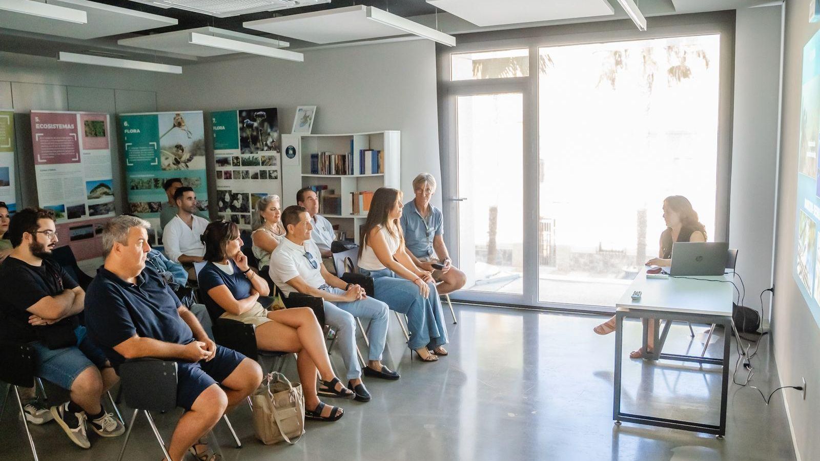 Entre las actividades por el Día Mundial del Turismo celebradas en Roquetas estuvo una charla sobre microplásticos.