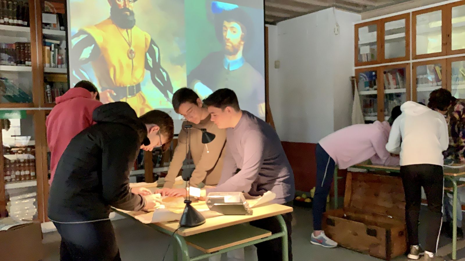 Varios alumnos durante el 'escape room' temático de Magallanes y Elcano.