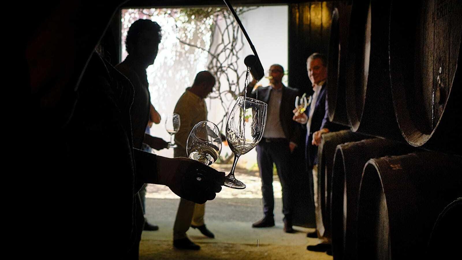 Recorrido con Carlos del Río por la bodega para comprobar la evolución de los vinos a pie de bota.