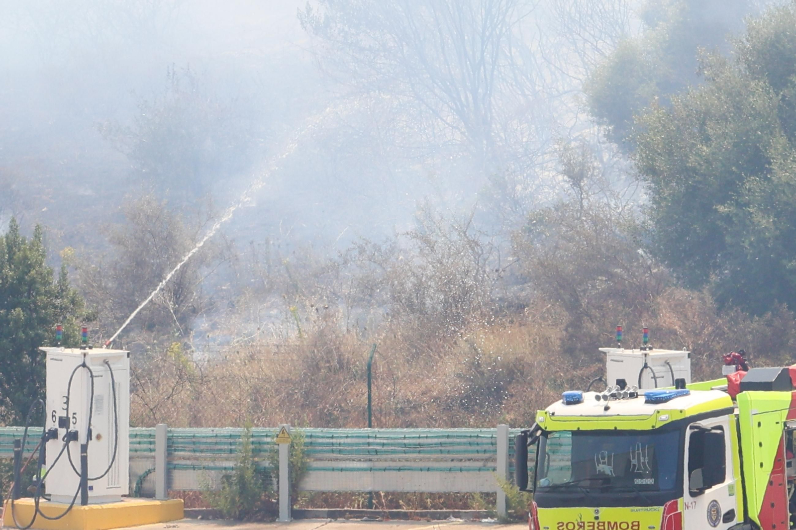 Las fotografías del incendio en el paraje de Botafuegos, en Algeciras