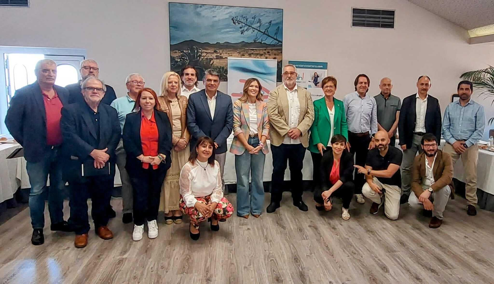 Integrantes de la Mesa Redonda convocada por la Mesa del Ferrocarril.