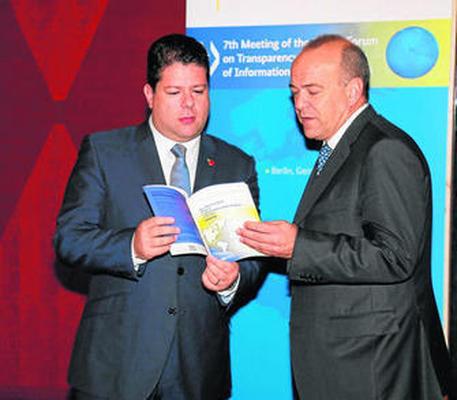 Fabian Picardo junto con Albert Isola ayer en Berlín.