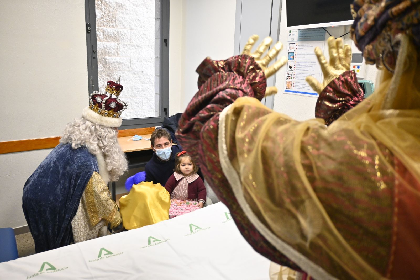 Recorrido fotográfico de los Reyes Magos por el hospital y los centros de mayores en la mañana del 5 de enero en Huelva