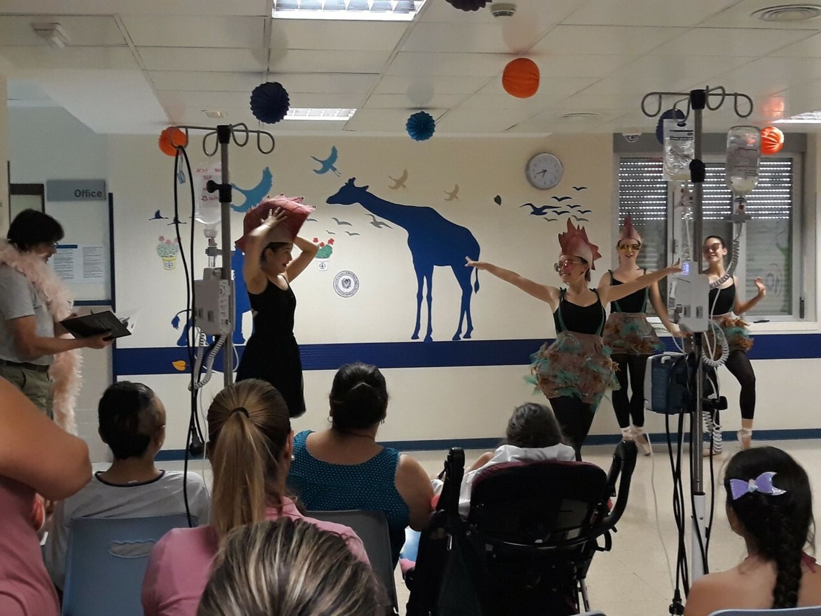 Las intérpretes, ante el público del Materno.