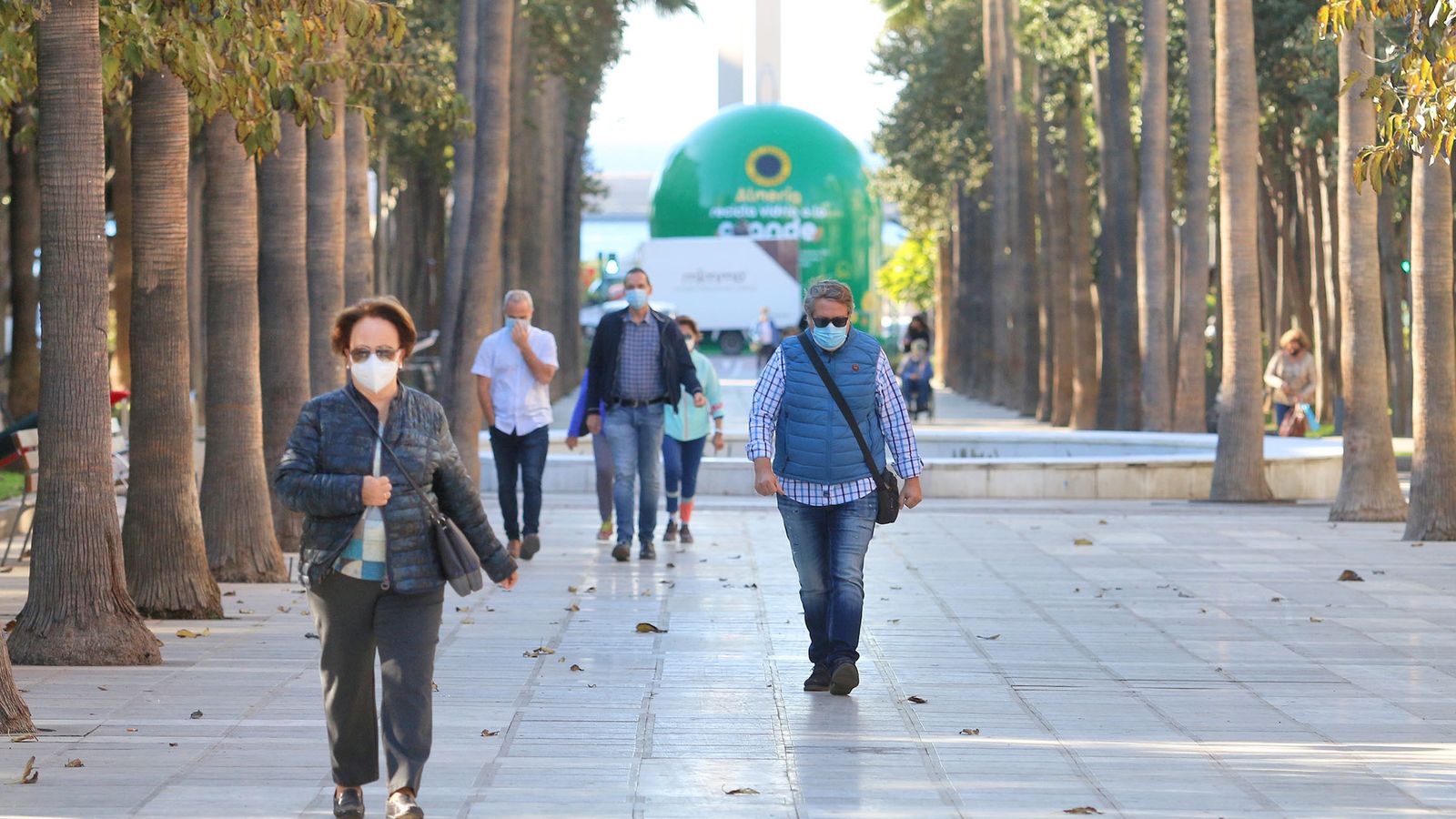 Ciudadanos paseando con las obligatorias mascarillas.