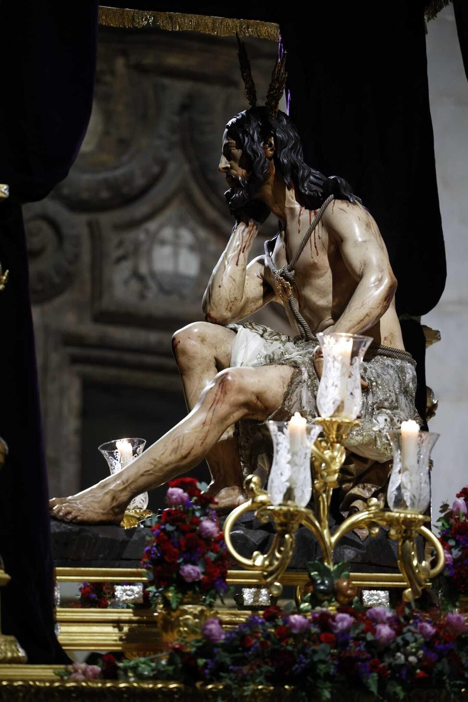 El Cristo de la Humildad y Paciencia, en el interior de la Catedral durante el vía crucis.
